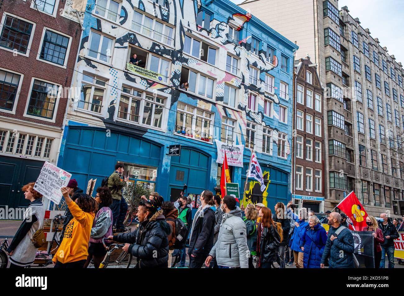 La gente passa davanti a un famoso luogo occupato illegalmente da anni, durante una manifestazione contro i gruppi di estrema destra che partecipano alle elezioni comunali, organizzata ad Amsterdam il 13th marzo 2022. (Foto di Romy Arroyo Fernandez/NurPhoto) Foto Stock