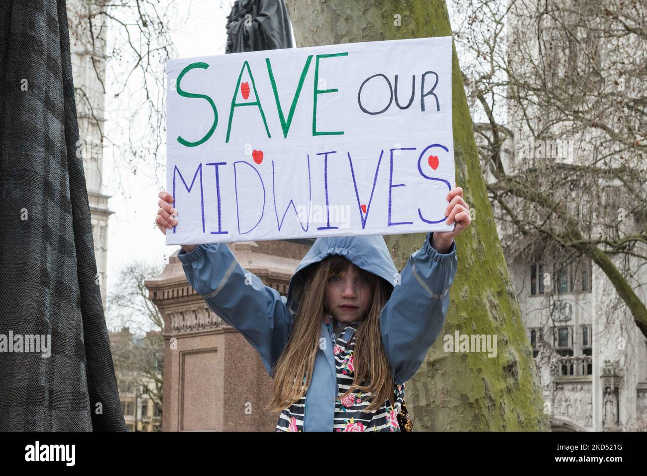 LONDRA, REGNO UNITO - 13 MARZO 2022: Una giovane ragazza tiene un cartello come ostetriche, doulas e partoritoristi dimostrano in Parliament Square chiedendo al governo di agire con urgenza in risposta alle maggiori pressioni sui servizi di maternità, tra cui la carenza di personale e la carenza di fondi il 13 marzo 2022 a Londra, Inghilterra. (Foto di Wiktor Szymanowicz/NurPhoto) Foto Stock