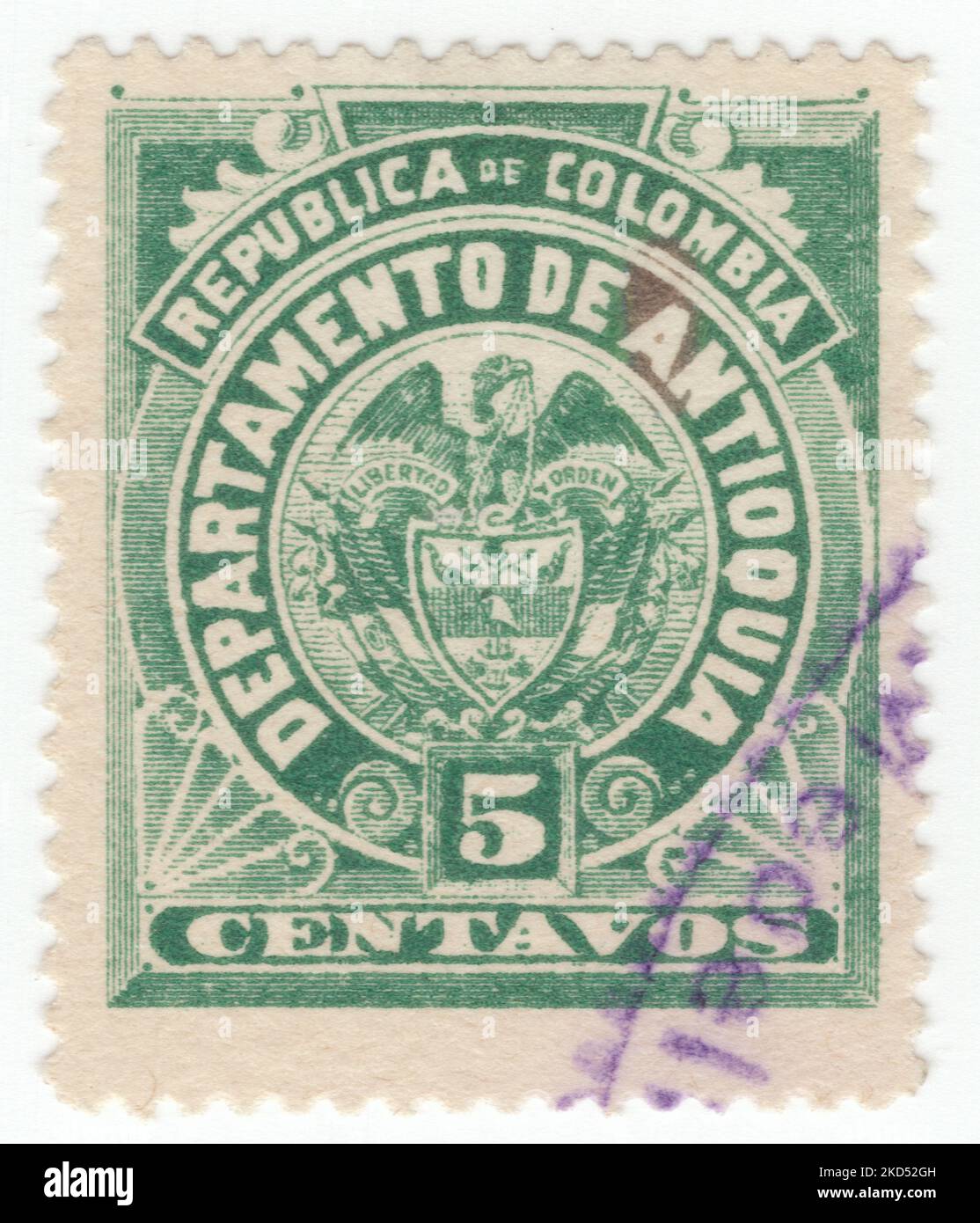 ANTIOQUIA - 1896: Un francobollo verde da 5 centavos che mostra stemma di Antioquia, originariamente uno stato, ora un dipartimento della repubblica di Colombia Foto Stock