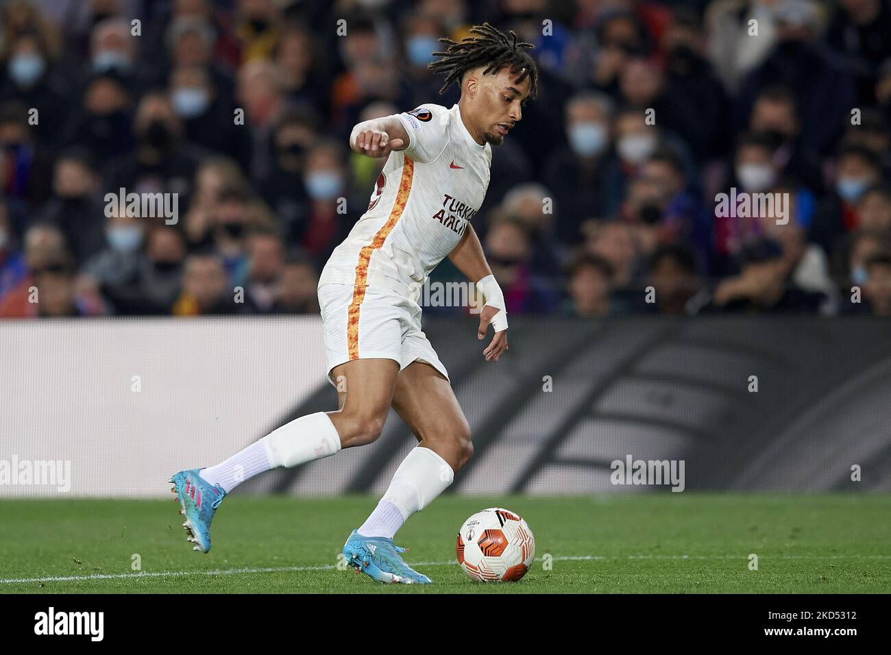 Sacha Boey di Galatasaray in azione durante la UEFA Europa League Round di 16 tappa una partita tra FC Barcelona e Galatasaray a Camp Nou il 10 marzo 2022 a Barcellona, Spagna. (Foto di Jose Breton/Pics Action/NurPhoto) Foto Stock