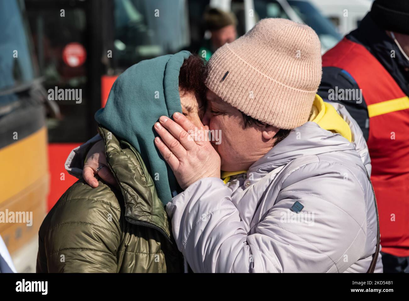 Una donna Ucraina copre la bocca di sua sorella mentre urlava contro la guerra, appena arrivata al punto di transito di Palanca, nel sud della Moldavia, il 2022-03-12. (Foto di Matteo Placucci/NurPhoto) Foto Stock
