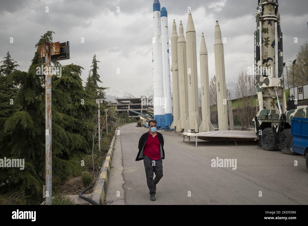 Un uomo iraniano passa davanti ai missili da superficie a superficie iraniani e a due vettori satellitari (L) in un museo di guerra nel nord di Teheran il 14 marzo 2022. (Foto di Morteza Nikoubazl/NurPhoto) Foto Stock