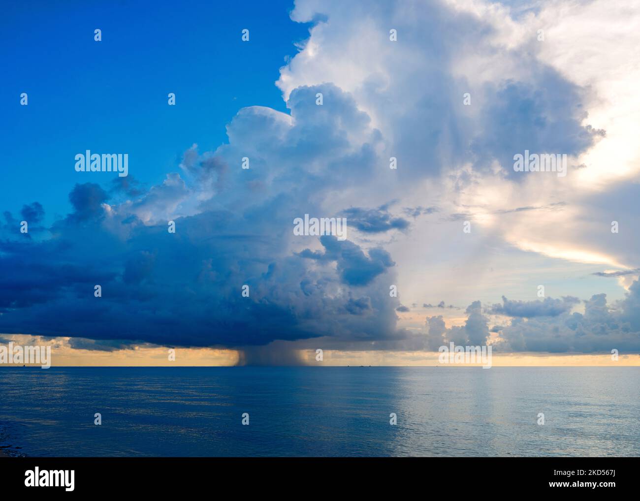 Nuvole di pioggia al largo di Shore Hollywood Beach, Miami di prima mattina, Florida del Sud, Stati Uniti Foto Stock