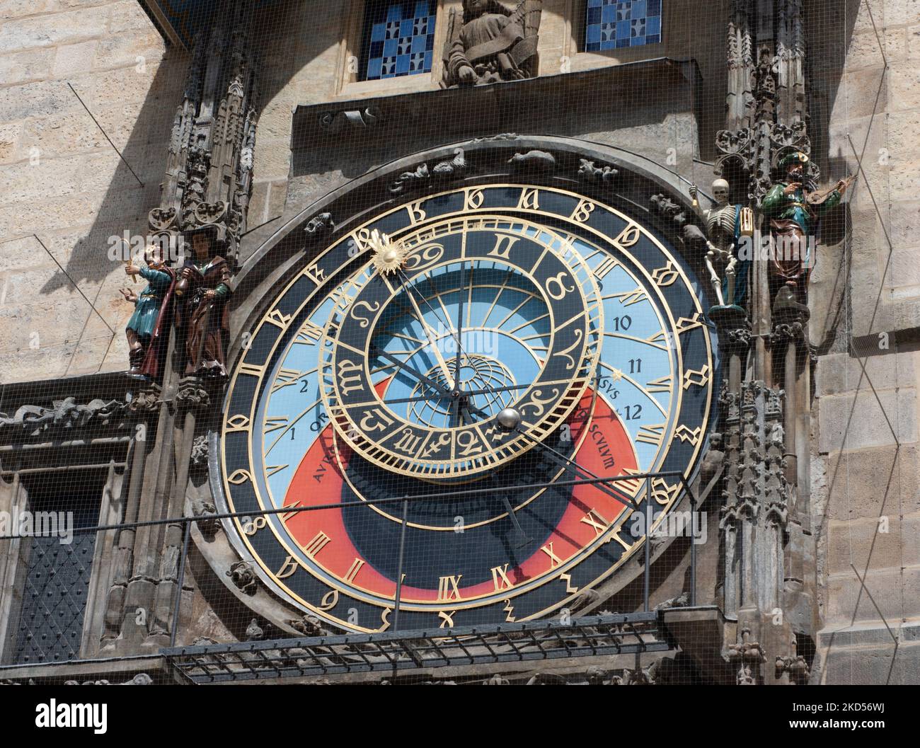 L'orologio astronomico è collegato al Vecchio Municipio di Praga, Repubblica Ceca. Fu installato per la prima volta nel 1410 ed è il più antico in funzione nel mondo. Foto Stock