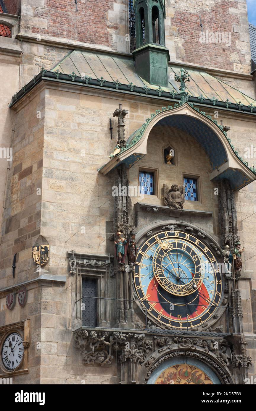 L'orologio astronomico è collegato al Vecchio Municipio di Praga, Repubblica Ceca. Fu installato per la prima volta nel 1410 ed è il più antico in funzione nel mondo. Foto Stock