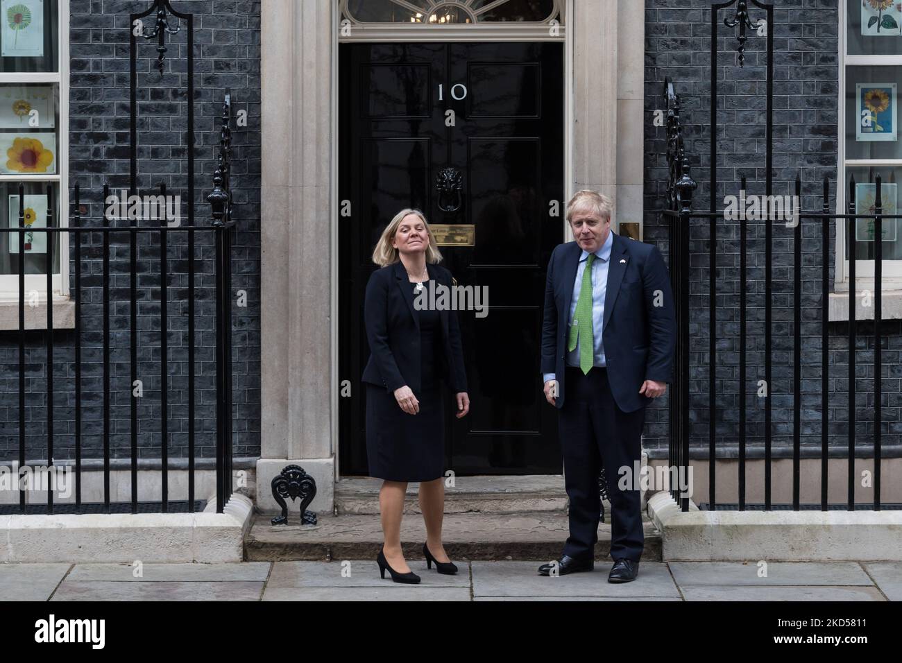 LONDRA, REGNO UNITO - 15 MARZO 2022: Il primo ministro britannico Boris Johnson (L) dà il benvenuto al primo ministro svedese Magdalena Andersson (R) al di fuori di 10 Downing Street, in vista del loro incontro il 15 marzo 2022 a Londra, Inghilterra. Boris Johnson ha ospitato oggi un vertice della forza di spedizione congiunta con i leader dei paesi nordici e baltici per discutere il crescente sostegno militare difensivo all'Ucraina a seguito dell'invasione russa, della sicurezza energetica a lungo termine e della cybersicurezza. (Foto di Wiktor Szymanowicz/NurPhoto) Foto Stock