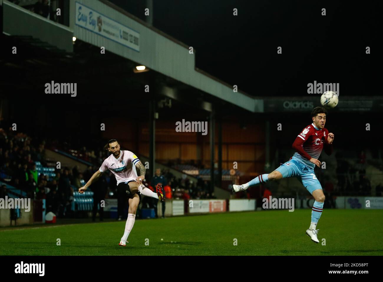 Oliver Banks of Barrow in azione durante la partita della Sky Bet League 2 tra Scunthorpe United e Barrow a Glanford Park, Scunthorpe, martedì 15th marzo 2022. (Foto di will Matthews/MI News/NurPhoto) Foto Stock