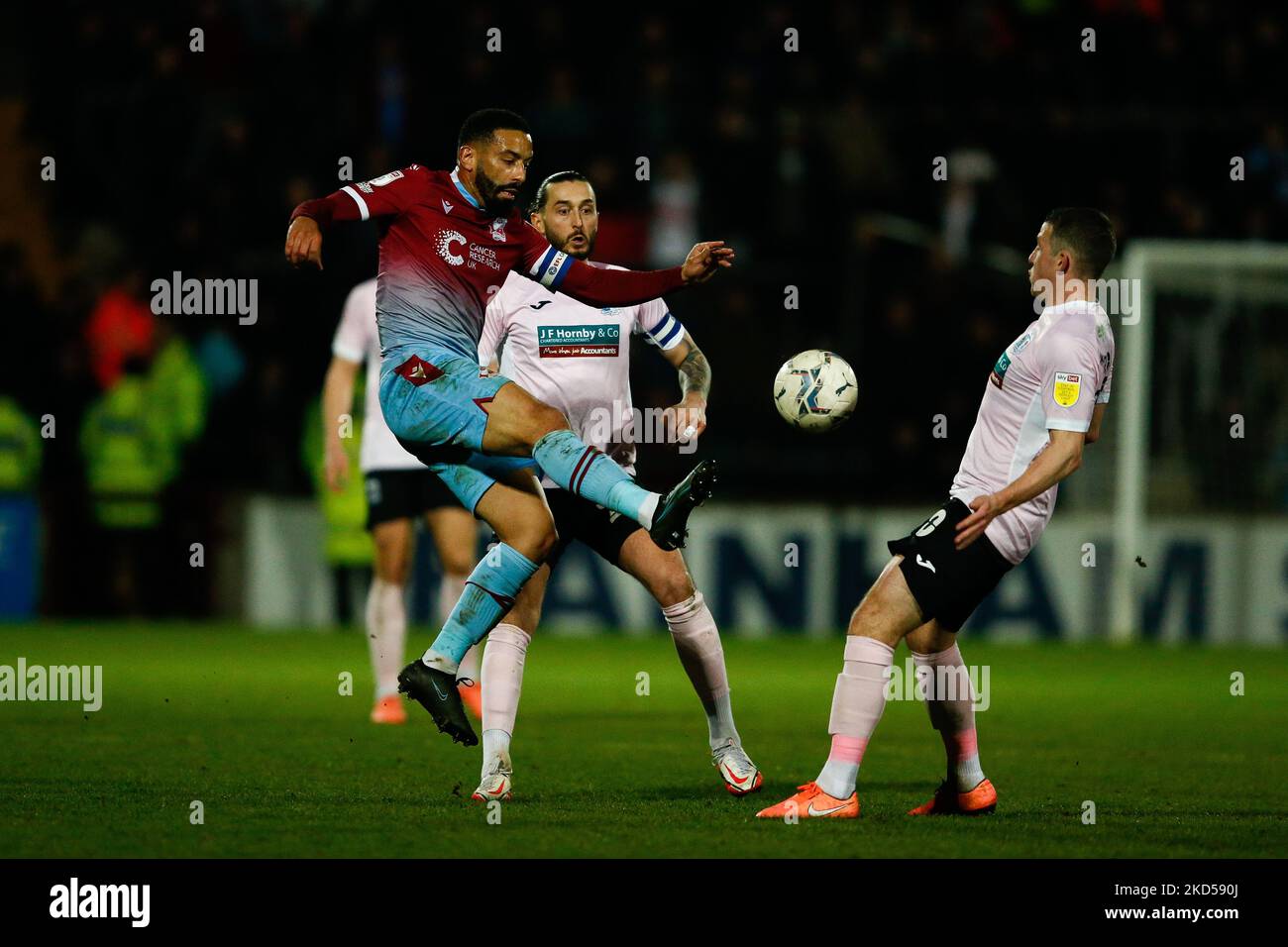 Liam Feeney di Scunthorpe si è Unito in azione durante la partita della Sky Bet League 2 tra Scunthorpe United e Barrow a Glanford Park, Scunthorpe, martedì 15th marzo 2022. (Foto di will Matthews/MI News/NurPhoto) Foto Stock