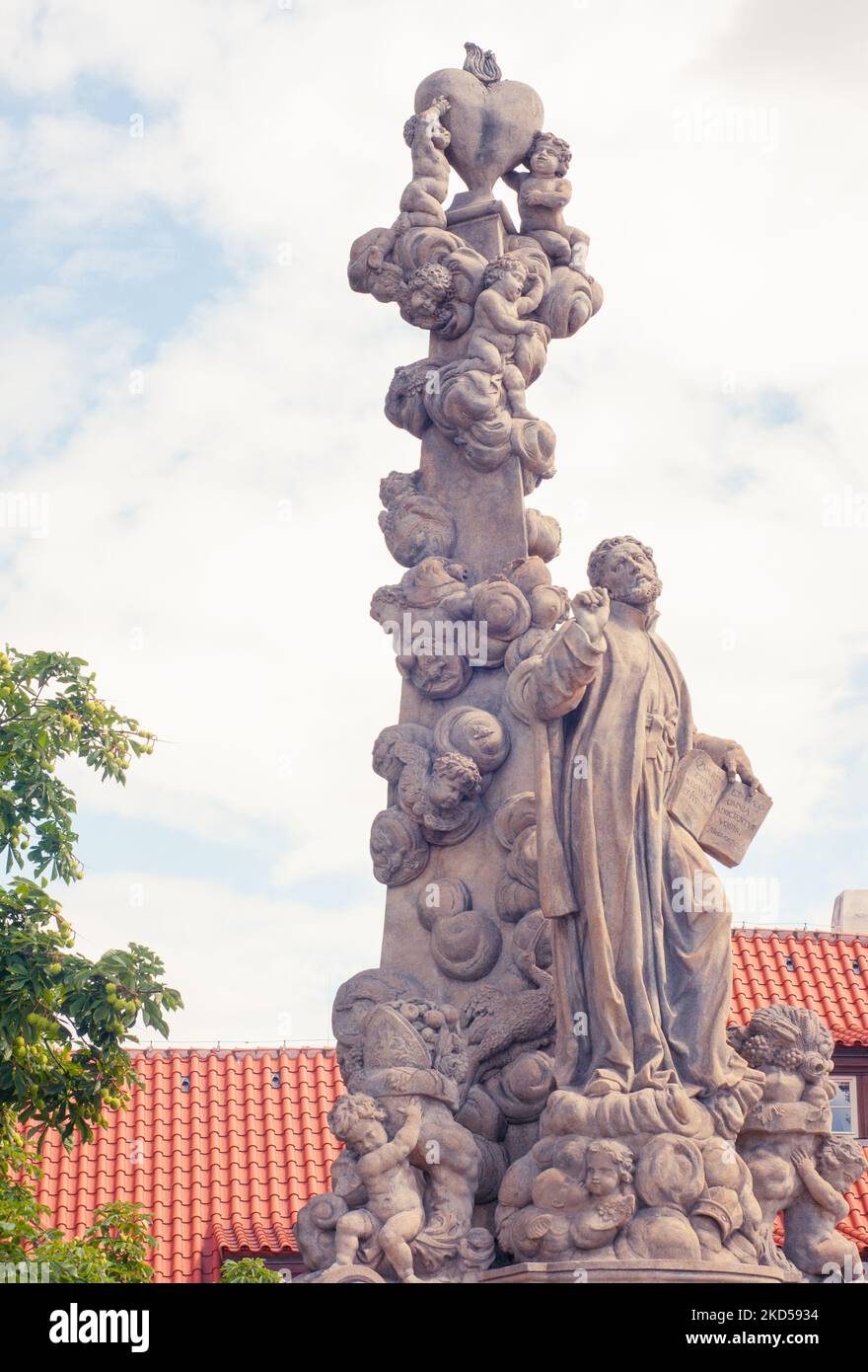 St Cajetan cofondatore dei teatri è visto con un cuore e bambini piccoli. L'alta statua si trova sul Ponte Carlo a Praga, Repubblica Ceca, Foto Stock