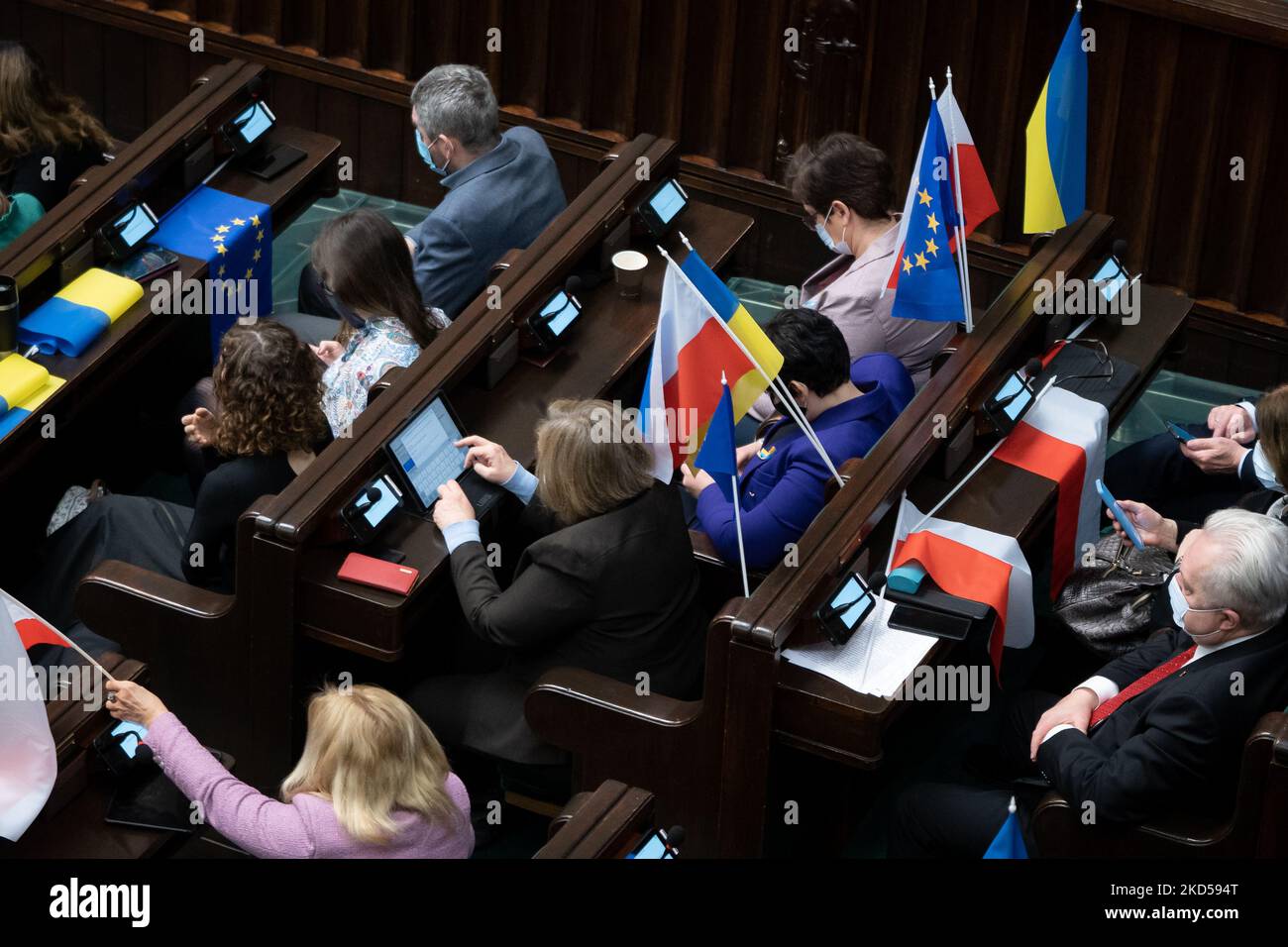 Bandiere ucraine e polacche durante la 50th sessione del Sejm (Camera bassa del Parlamento polacco) a Varsavia, Polonia il 8 marzo 2022 (Foto di Mateusz Wlodarczyk/NurPhoto) Foto Stock