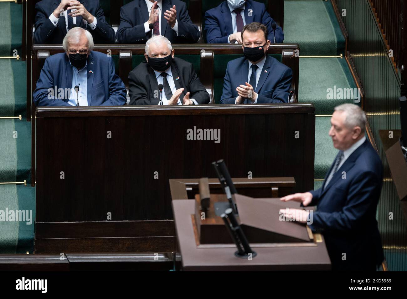 Henryk Kowalczyk (fronte), leader del partito di diritto polacco e Giustizia (PIS) Jaroslaw Kaczynski (C), vice presidente polacco Sejm, Ryyszard Terlecki (L) ministro polacco della Difesa Mariusz Blaszczak (R) durante la 50th sessione del Sejm (Camera bassa del Parlamento polacco) a Varsavia, Polonia, il 8 marzo 2022 (Foto di Mateusz Wlodarczyk/NurPhoto) Foto Stock