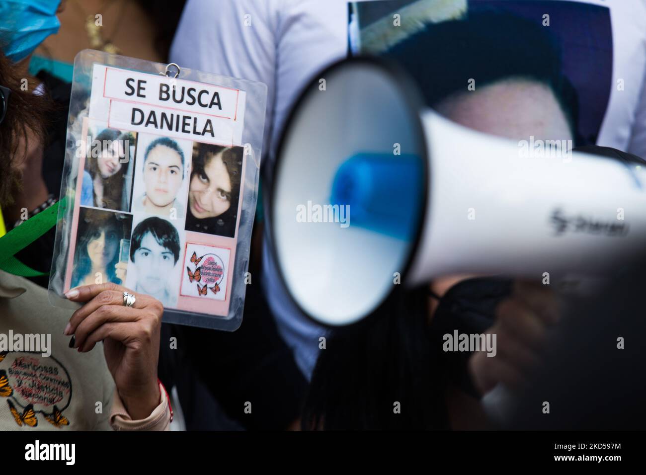 Membri di vari gruppi di parenti di persone scomparse hanno manifestato fuori dagli uffici del Procuratore Generale di Città del Messico (FGJCDMX per la sua sigla in spagnolo), a Città del Messico, Messico, il 15 marzo 2022. (Foto di Cristian Leyva/NurPhoto) Foto Stock