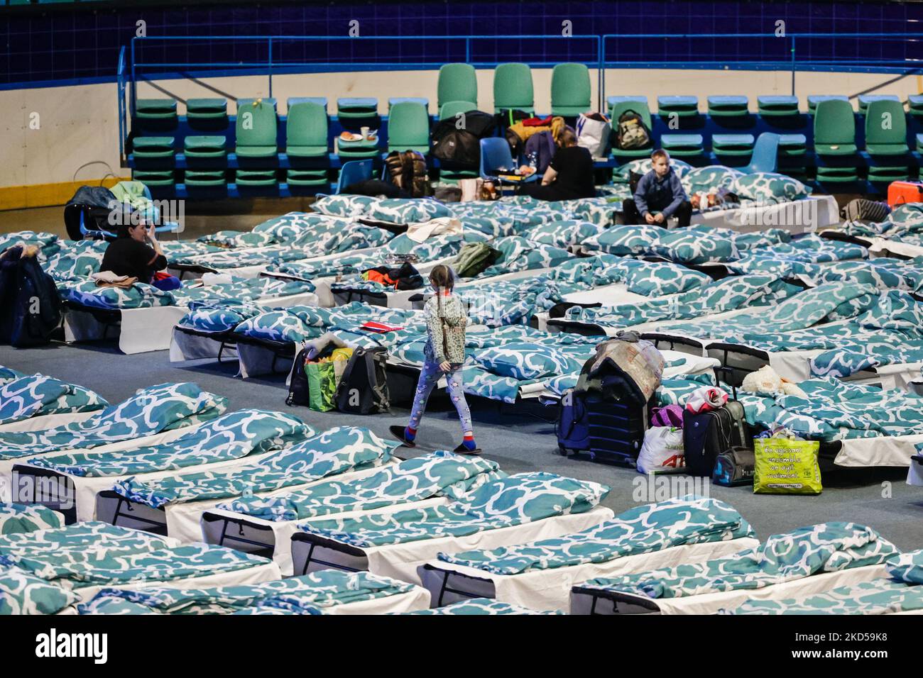 Dal 14 marzo 2022, 350 luoghi per i rifugiati di guerra dall'Ucraina sono stati creati nel Wroc?aw's Orbita Sports Hall. I rifugiati ricevono 3 pasti al giorno. E' inoltre presente un posto designato per i bambini per giocare e rilassarsi. (Foto di Krzysztof Zatycki/NurPhoto) Foto Stock