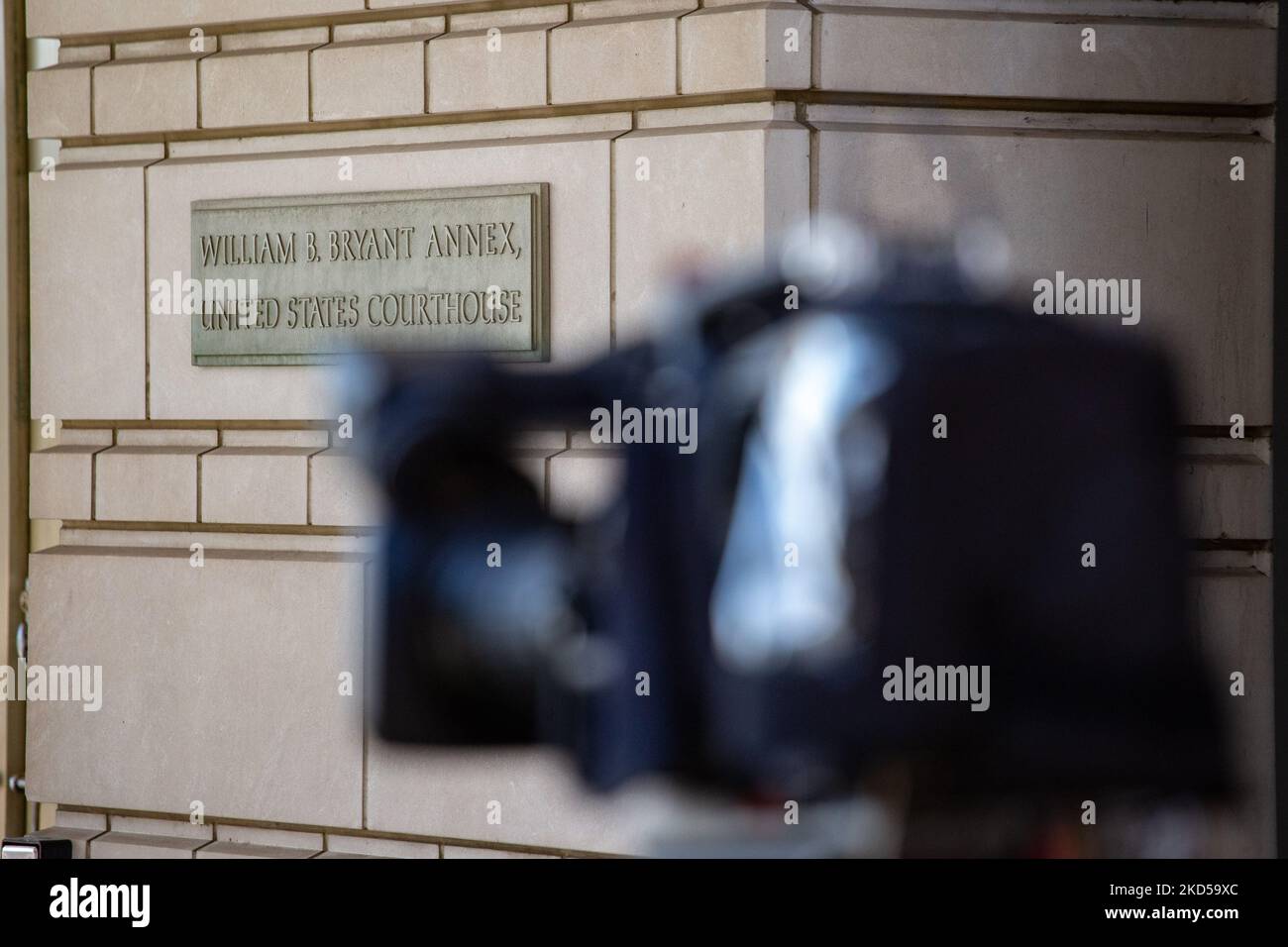 Una macchina fotografica di notizie si alza come reporter aspetta che l'ex stratega di Trump Steve Bannon parli ai mezzi fuori del E. Barrett Prettyman United States Federal Courthouse a Washington, D.C. il 16 marzo 2022 (Foto di Bryan Olin Dozier/NurPhoto) Foto Stock