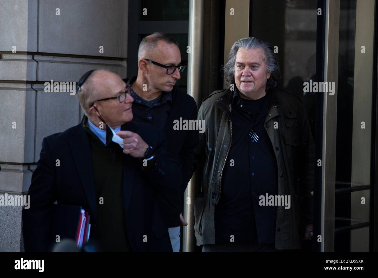 L'ex stratega di Trump Steve Bannon lascia il E. Barrett Prettyman United States Federal Courthouse a Washington, D.C. il 16 marzo 2022 dopo essere comparso per argomenti relativi alla gestione del Dipartimento di Giustizia dell'indagine della commissione della Camera il 6 gennaio 2021 tumulti del Campidoglio degli Stati Uniti (Foto di Bryan Olin Dozier/NurPhoto) Foto Stock