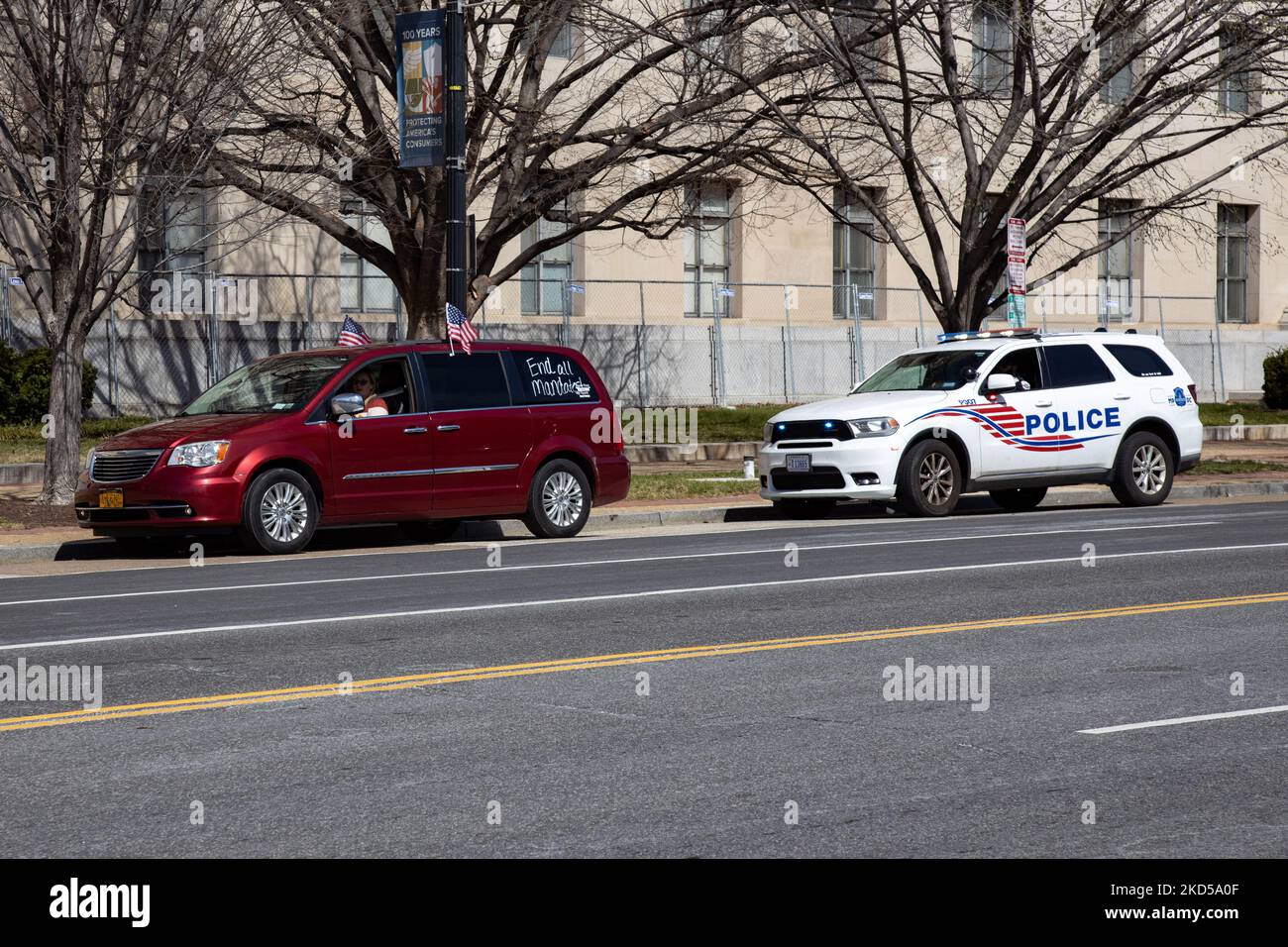 Un veicolo di un convoglio di camionisti e di persone che protestano contro i mandati relativi a COVID-19 è scortato fuori da Constitution Avenue a Washington, D.C. dalla polizia il 16 marzo 2022 (Foto di Bryan Olin Dozier/NurPhoto) Foto Stock