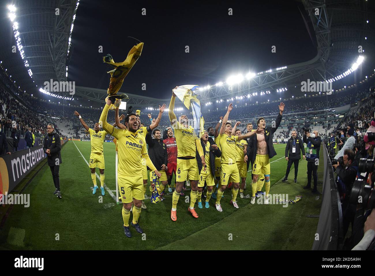 I giocatori di Villarreal festeggiano la vittoria dopo la partita della UEFA Champions League di sedici partite di seconda tappa tra Juventus e Villarreal CF allo Stadio Juventus il 16 marzo 2022 a Torino. (Foto di Jose Breton/Pics Action/NurPhoto) Foto Stock