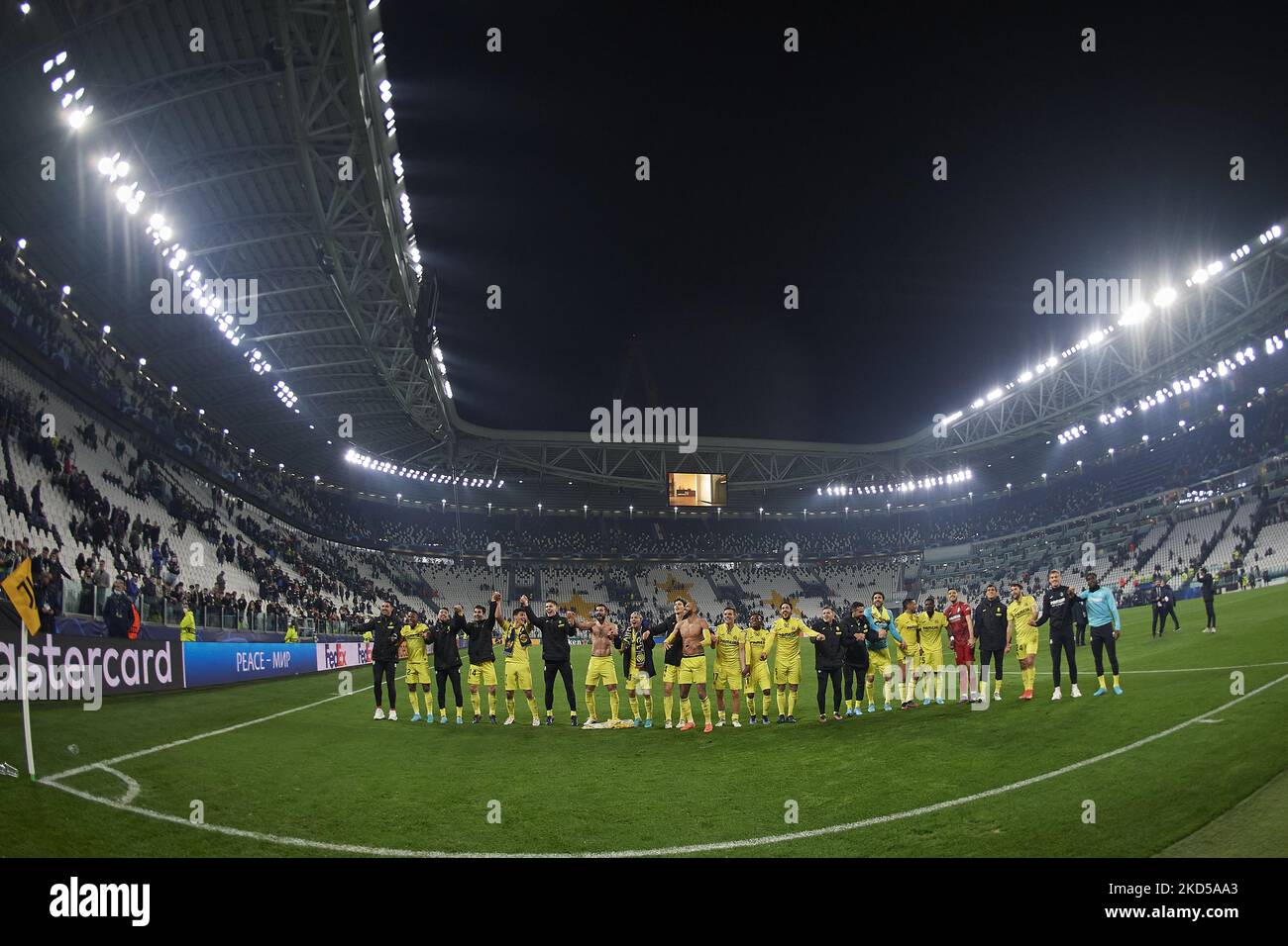 I giocatori di Villarreal festeggiano la vittoria dopo la partita della UEFA Champions League di sedici partite di seconda tappa tra Juventus e Villarreal CF allo Stadio Juventus il 16 marzo 2022 a Torino. (Foto di Jose Breton/Pics Action/NurPhoto) Foto Stock