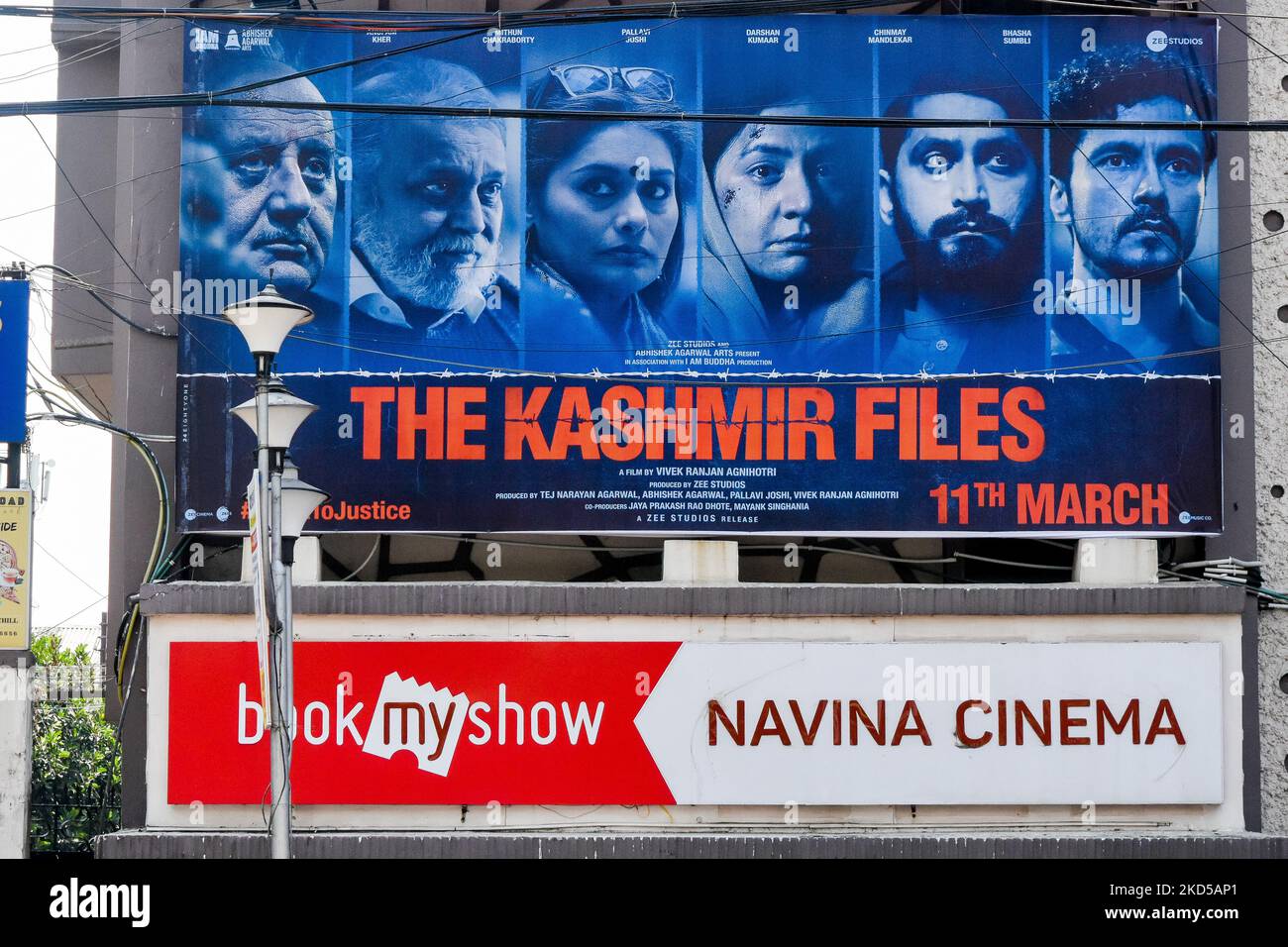 ' Il manifesto cinematografico del Kashmir', visto sul cartellone di un cinema a Kolkata, in India, Il 17 marzo 2022 .The Kashmir Files è un film del 2022 diretto da Vivek Agnihotri e basato su vere storie sull'esodo di Kashmiri Pandits durante l'insurrezione del Kashmir, iniziato nel 1989. Il film ha suscitato polemiche in tutto il paese, in quanto ha diviso gli spettatori in due parti, una che sostiene come il film ha fatto luce su una dolorosa storia del Kashmir dopo l'indipendenza , mentre accusa principalmente il film di essere islamofobico e di avere una propaganda anti-musulmana. Caos e scioperi hanno foll Foto Stock