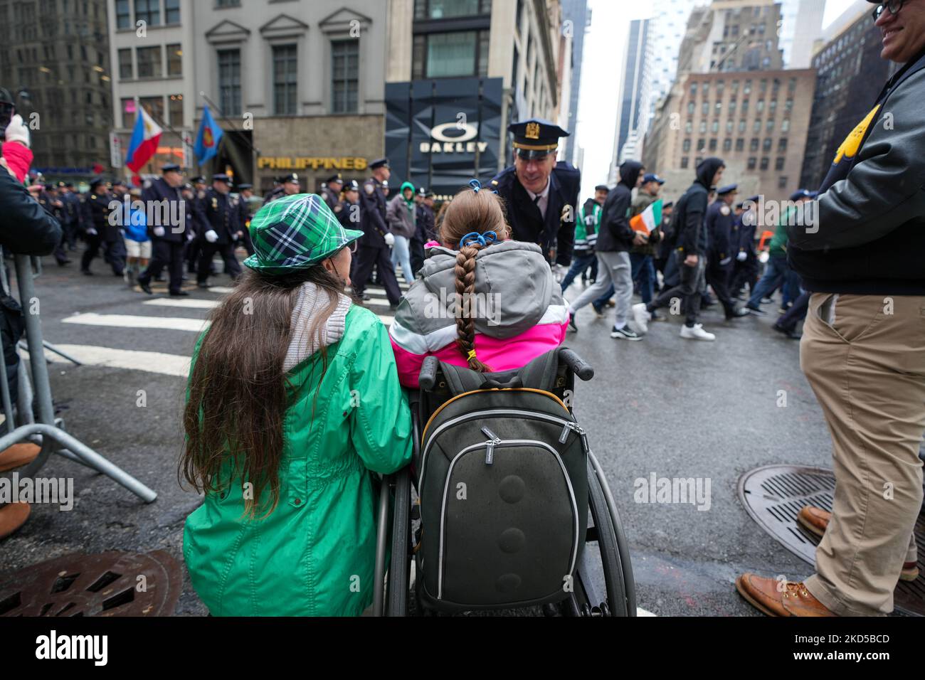 La parata del giorno di San Patrizio si è abbassata sulla 5th Ave. Il 17 marzo 2022 a New York City. Conosciuta come la più grande parata di San Patrizio del mondo, New York accoglie l'evento annuale dopo aver organizzato un evento virtuale lo scorso anno a causa della pandemia del Covid-19. Decine di band, artisti politici e altri gruppi hanno fatto la loro strada sulla Fifth Avenue in una celebrazione del patrimonio irlandese. (Foto di John Nacion/NurPhoto) Foto Stock