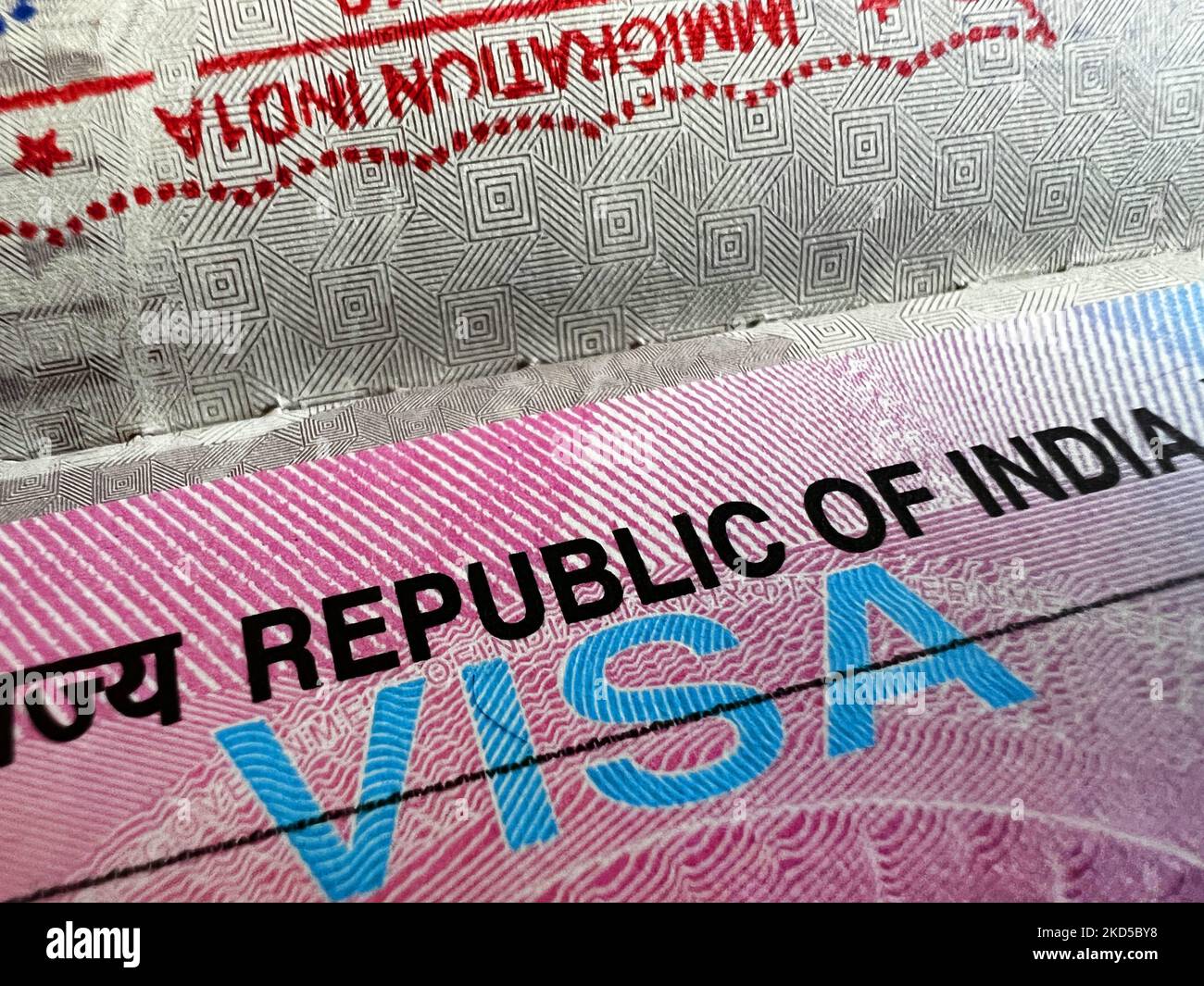 Il visto turistico indiano è visto in un passaporto a Brampton, Ontario, Canada, il 17 marzo 2022. A seguito di una sospensione di due anni dovuta alla pandemia COVID-19, il governo indiano ha annunciato di aver ripristinato visti elettronici validi in 156 paesi, visti regolari per tutti e visti di 10 anni per gli Stati Uniti e i cittadini giapponesi. I funzionari hanno detto che tutti i visti turistici regolari di lunga durata (10 anni) attualmente validi per i cittadini degli Stati Uniti e del Giappone erano stati ripristinati. Un visto turistico fresco di lunga durata (10 anni) sarebbe rilasciato anche ai cittadini statunitensi e giapponesi. Il governo ha deciso che attualmente valido e- Foto Stock
