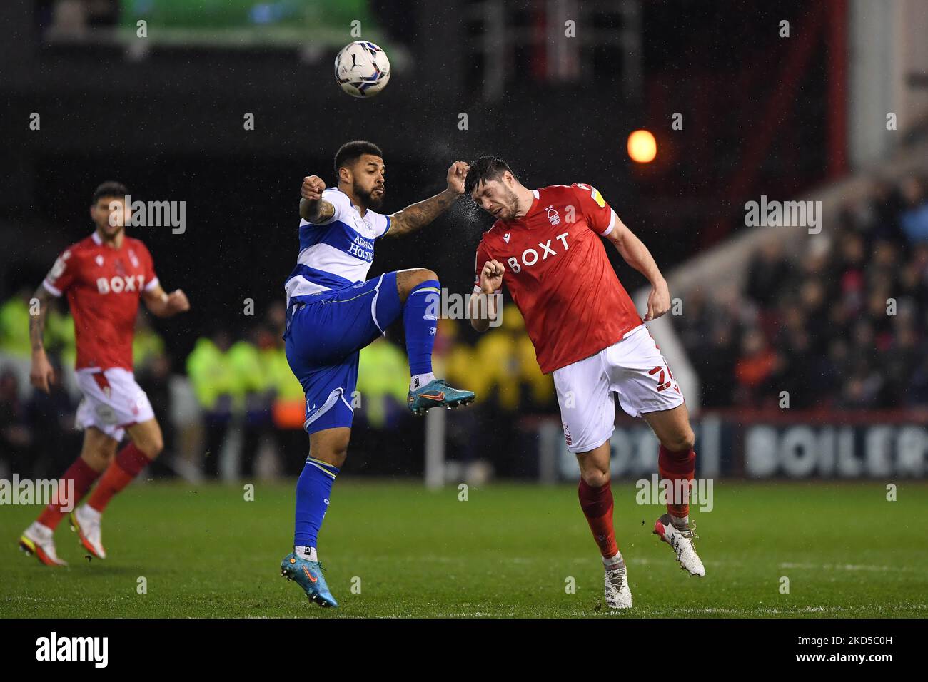 Scott McKenna di Nottingham Forest combatte con Andre Gray dei Queens Park Rangers durante la partita del campionato Sky Bet tra Nottingham Forest e Queens Park Rangers al City Ground di Nottingham mercoledì 16th marzo 2022. (Foto di Jon Hobley/MI News/NurPhoto) Foto Stock