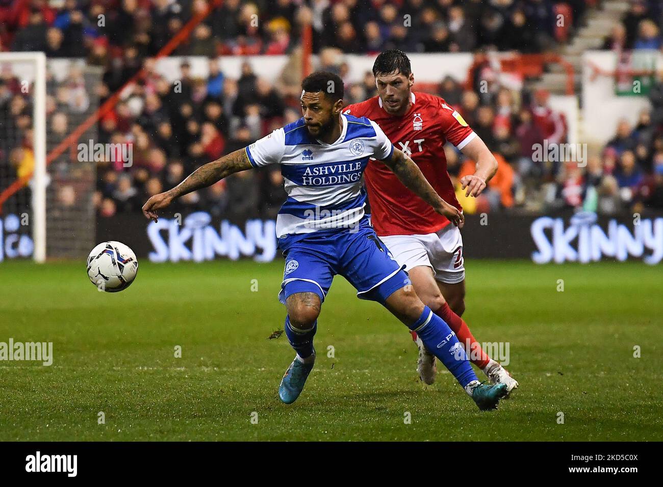 Andre Gray dei Queens Park Rangers e Scott McKenna della foresta di Nottingham durante la partita del campionato Sky Bet tra la foresta di Nottingham e i Queens Park Rangers al City Ground, Nottingham, mercoledì 16th marzo 2022. (Foto di Jon Hobley/MI News/NurPhoto) Foto Stock