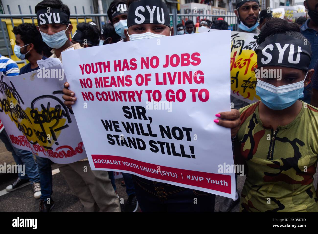 La seconda grande protesta per le dimissioni del Presidente Gotabaya Rajapaksa è stata organizzata dall’Unione Socialista dei giovani – un’ala giovanile del fronte di liberazione popolare – si è svolta a Colombo, in Sri Lanka, il 18 marzo 2022. Questa è la seconda protesta più grande in una serie di manifestazioni pubbliche tra lo sviluppo della carenza di cibo, le interruzioni giornaliere di corrente e la mancanza di carburante nel paese. (Foto di Achila Jayawardana/NurPhoto) Foto Stock