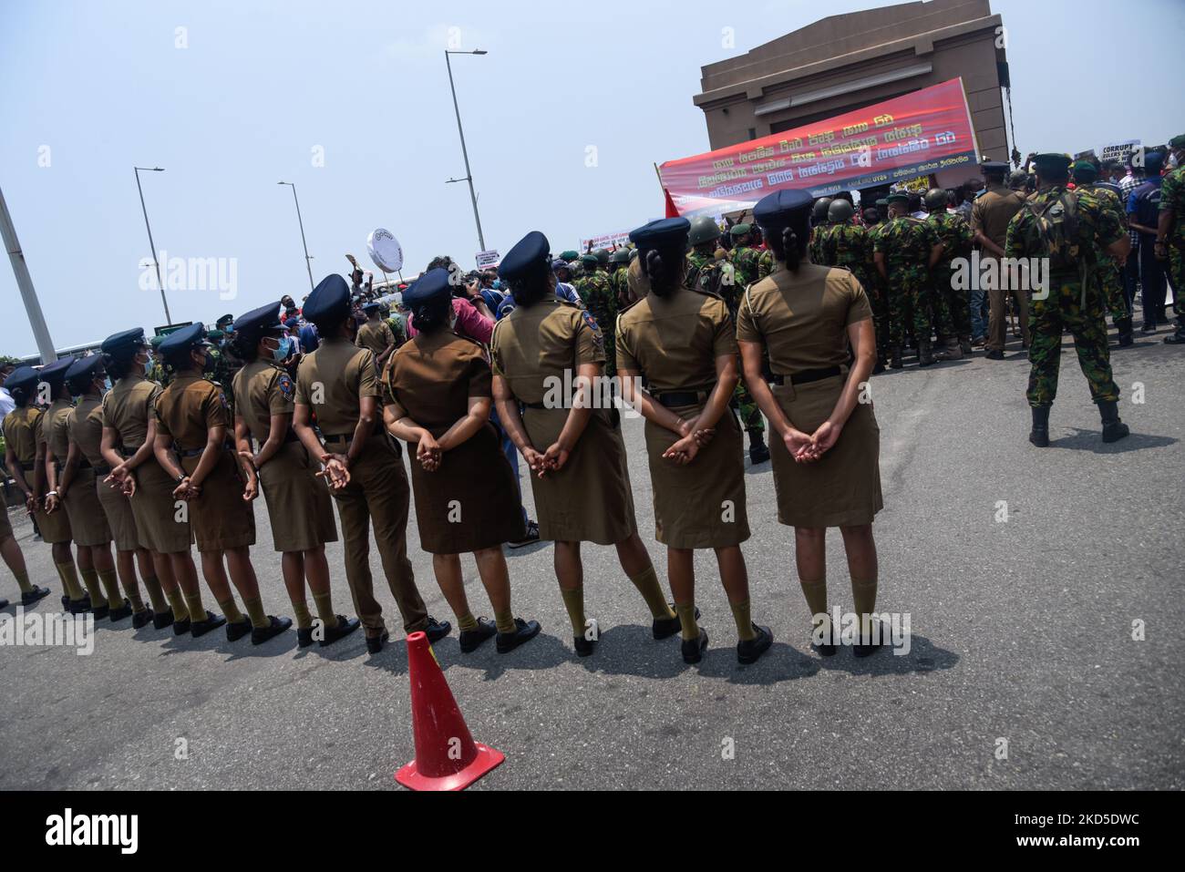 La seconda grande protesta per le dimissioni del Presidente Gotabaya Rajapaksa è stata organizzata dall’Unione Socialista dei giovani – un’ala giovanile del fronte di liberazione popolare – si è svolta a Colombo, in Sri Lanka, il 18 marzo 2022. Questa è la seconda protesta più grande in una serie di manifestazioni pubbliche tra lo sviluppo della carenza di cibo, le interruzioni giornaliere di corrente e la mancanza di carburante nel paese. (Foto di Achila Jayawardana/NurPhoto) Foto Stock