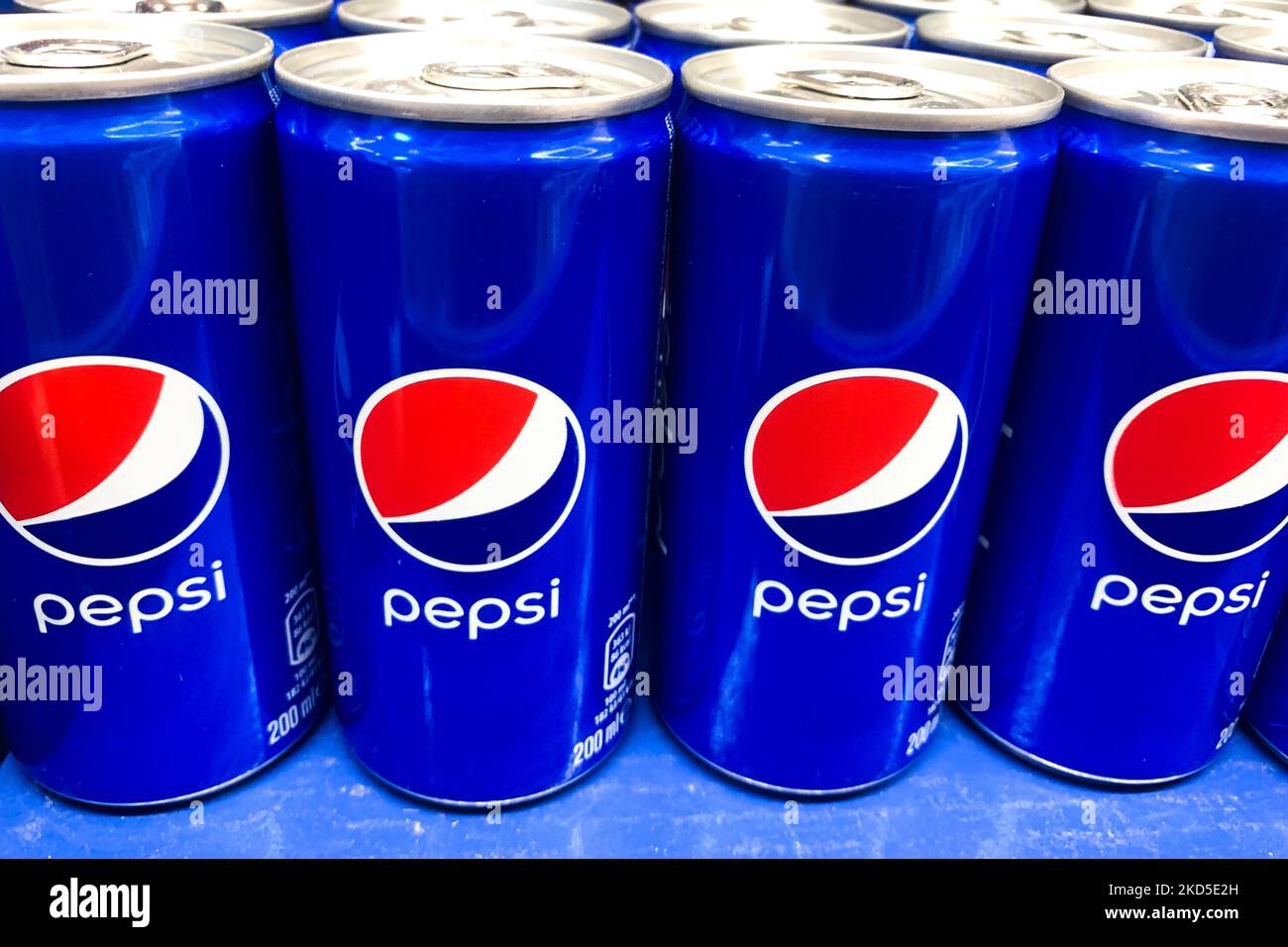 Le lattine Pepsi sono viste al negozio in questa foto di illustrazione scattata a Cracovia, in Polonia, il 18 marzo 2022. (Foto di Jakub Porzycki/NurPhoto) Foto Stock