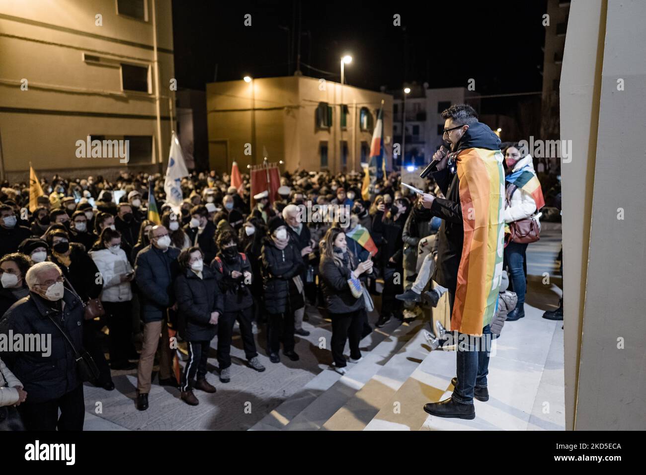 I manifestanti spiegano le ragioni della marcia di pace davanti alla parrocchia del cuore Immacolato di Maria a Molfetta il 18 marzo 2022. Ieri sera dalla parrocchia del cuore Immacolato di Maria è iniziata la marcia della Pace in occasione dell'ottantasettesimo compleanno di Don Tonino, questa volta organizzata dalla rete dei diritti negati e dalle parrocchie, alle quali hanno aderito numerose associazioni presenti nella zona di Molfetta, E anche il comune di Molfetta. (Foto di Davide Pischettola/NurPhoto) Foto Stock