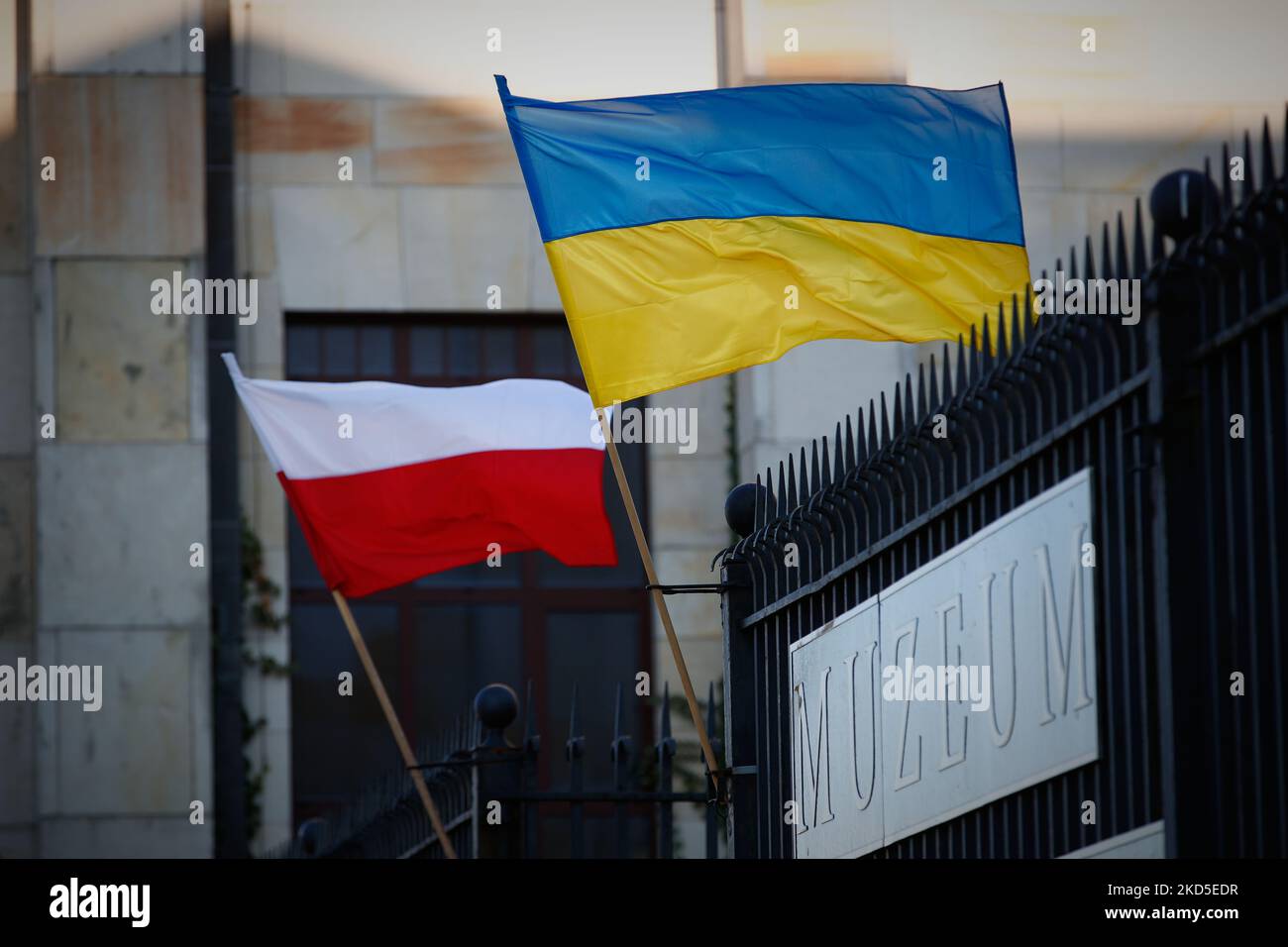 Le bandiere ucraine e polacche sono viste volare al Museo Nazionale di Varsavia, Polonia, il 19 marzo 2022. (Foto di Str/NurPhoto) Foto Stock
