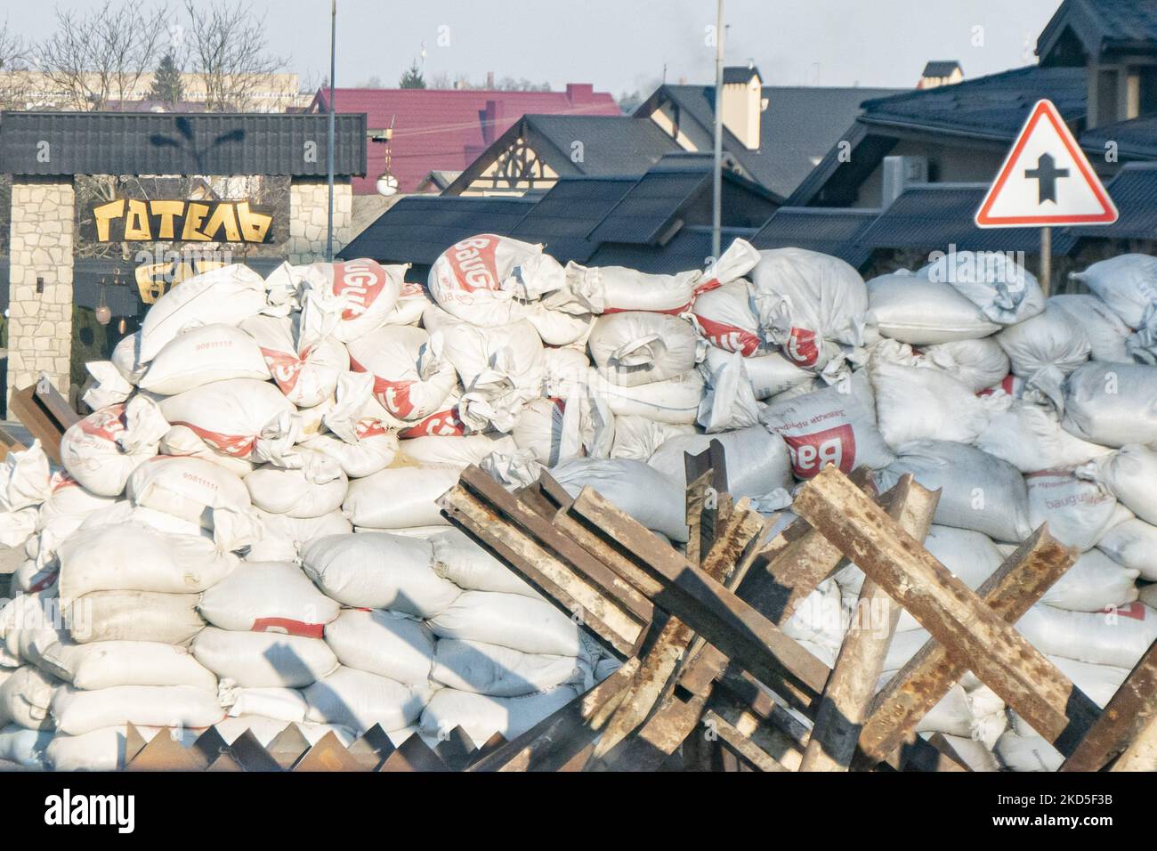 Difendere gli ostacoli anticarro, militari - controlli di polizia e barricate tra il valico di frontiera Medyka - Shehyni e la città di Lviv sulla strada e accanto all'ambiente urbano e gli edifici. Il coprifuoco notturno è imposto e le sirene per raid aereo - bombardamento suono quasi tutti i giorni in mezzo agli attacchi russi. Leopoli, Ucraina il 18 marzo 2022 (Foto di Nicolas Economou/NurPhoto) Foto Stock