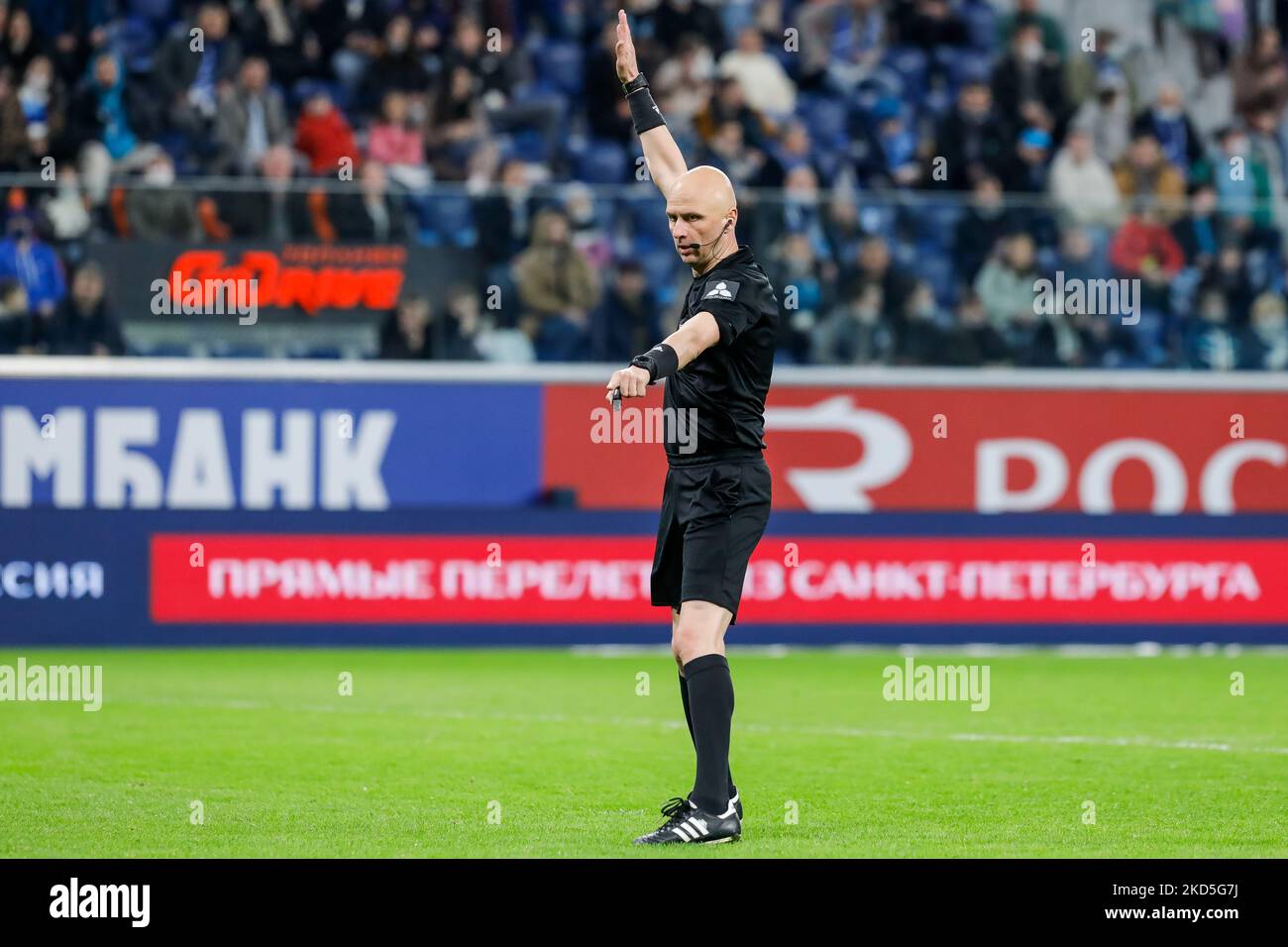 L'arbitro Sergey Karasev gesta durante la partita della Premier League russa tra il FC Zenit Saint Petersburg e il FC Arsenal Tula il 19 marzo 2022 alla Gazprom Arena di San Pietroburgo, Russia. (Foto di Mike Kireev/NurPhoto) Foto Stock