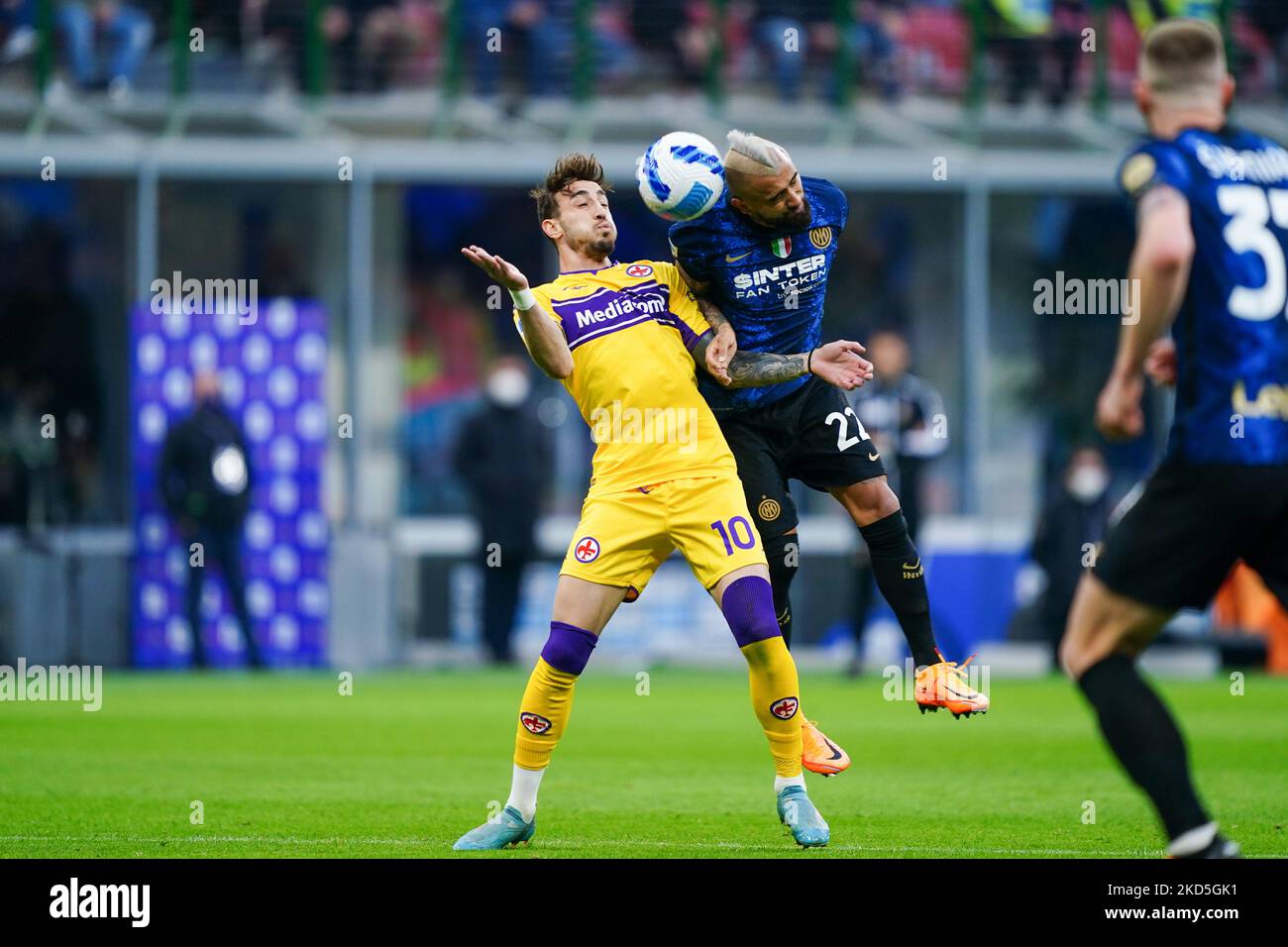 Arturo Vidal (FC Inter) e Gaetano Castrovilli (ACF Fiorentina) durante il campionato italiano Serie Una partita di calcio tra FC Internazionale e ACF Fiorentina il 19 marzo 2022 allo stadio Giuseppe Meazza di Milano. (Foto di Luca Rossini/NurPhoto) Foto Stock