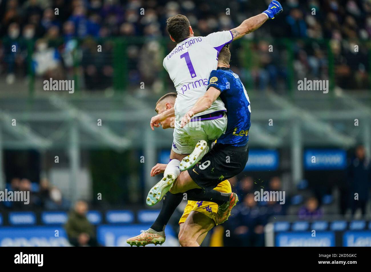 Pietro Terracciano (ACF Fiorentina) ed Edin Dzeko (FC Inter) durante il campionato italiano Serie Una partita di calcio tra FC Internazionale e ACF Fiorentina il 19 marzo 2022 allo stadio Giuseppe Meazza di Milano. (Foto di Luca Rossini/NurPhoto) Foto Stock