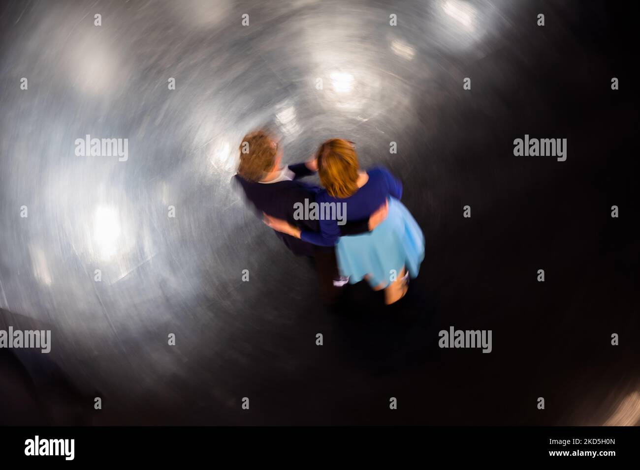 Berlino, Germania. 05th Nov 2022. Un paio di balli a una libera swing o Lindy Hop classe di danza per riscaldarsi nel foyer del Deutsche Oper. Il Balletto di Stato di Berlino e la Deutsche Oper offrono lezioni di ballo gratuite il sabato di novembre per sfidare le temperature che scoppano con tango, swing e salsa. (Effetto di cancellazione ruotando con la fotocamera) Credit: Christoph Soeder/dpa/Alamy Live News Foto Stock