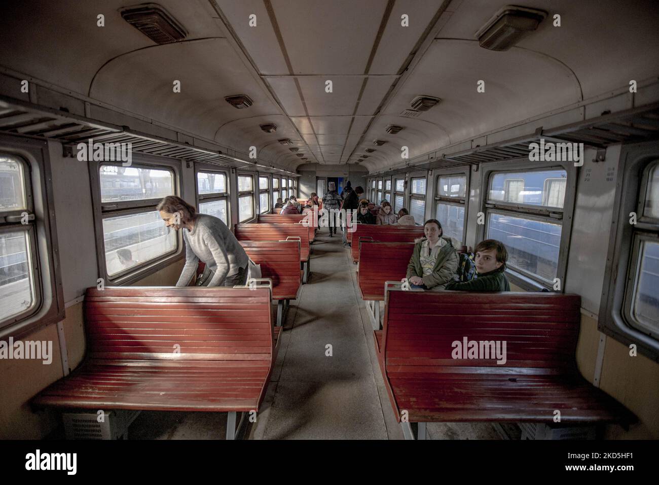 La gente Ucraina in una vecchia macchina ferroviaria arrivare velocemente dopo l'attesa metropolitana a Lviv stazione ferroviaria passaggio il treno per arrivare e salire a bordo delle carrozze perché la stazione è considerata come un obiettivo militare. Il treno attraverserà le frontiere ucraine polacche e si sposterà ulteriormente verso la Polonia e altri paesi europei. Il 15 marzo le sirene per RAID aereo suonavano due volte, una al mattino e una alla sera. Secondo le Nazioni Unite, l'UNHCR ha lasciato il paese più di 3,3 milioni di rifugiati, come annunciato dalle Nazioni Unite, e ha mostrato i dati su una mappa, mentre quasi 6,5 milioni di ucraini lo hanno fatto Foto Stock