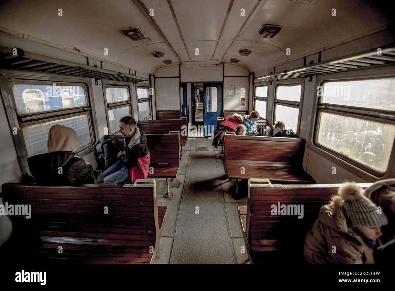 Popolo ucraino, rifugiati di guerra come si vede in una vecchia ferrovia auto entrare velocemente dopo l'attesa metropolitana a Lviv stazione ferroviaria passaggio il treno per arrivare e salire a bordo delle carrozze perché la stazione è considerata come un obiettivo militare. Il treno attraverserà le frontiere ucraine polacche e si sposterà ulteriormente verso la Polonia e altri paesi europei. Il 15 marzo le sirene per RAID aereo suonavano due volte, una al mattino e una alla sera. Secondo le Nazioni Unite - UNHCR più di 3,3 milioni di rifugiati hanno lasciato il paese come annunciato dalle Nazioni Unite e hanno mostrato i dati su una mappa, mentre quasi 6,5 miglia Foto Stock