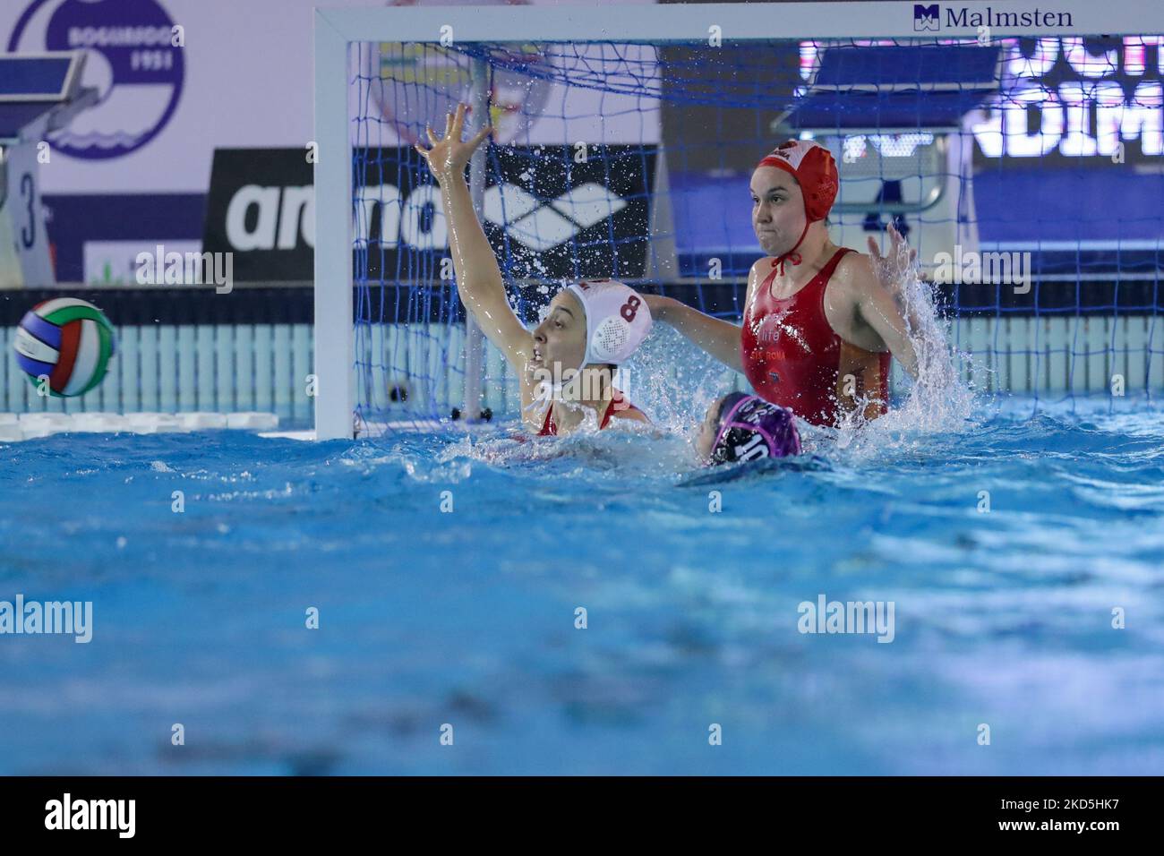 Chiara Tabani (SIS Roma) ed Emalia Eichelberger (SIS Roma) durante la partita di waterpolo della Coppa Italia SIS Roma vs CSS Verona il 19 marzo 2022 al Polo Acquatico Frecciarossa di Roma (Foto di Luigi Mariani/LiveMedia/NurPhoto) Foto Stock