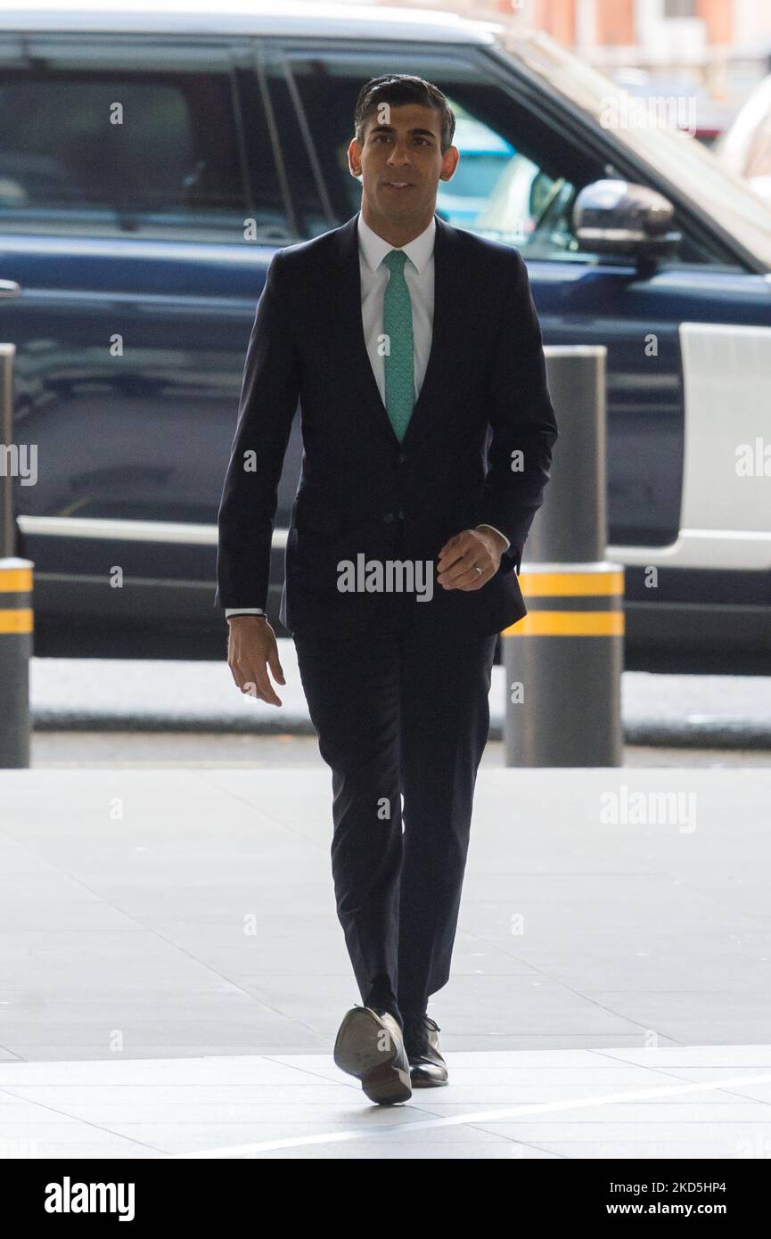 LONDRA, REGNO UNITO - 20 MARZO 2022: Il Cancelliere dello scacchiere Rishi Sunak arriva alla BBC Broadcasting House nel centro di Londra per comparire sullo spettacolo della domenica mattina ospitato da Sophie Raworth il 20 marzo 2022 a Londra, Inghilterra. Il cancelliere Rishi Sunak è disposto a rilasciare la dichiarazione di primavera alla Camera dei Comuni mercoledì 23 marzo in un contesto di costo della vita e crisi energetica in aumento. (Foto di Wiktor Szymanowicz/NurPhoto) Foto Stock
