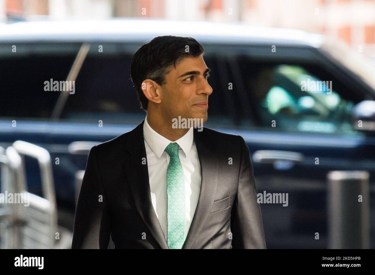 LONDRA, REGNO UNITO - 20 MARZO 2022: Il Cancelliere dello scacchiere Rishi Sunak arriva alla BBC Broadcasting House nel centro di Londra per comparire sullo spettacolo della domenica mattina ospitato da Sophie Raworth il 20 marzo 2022 a Londra, Inghilterra. Il cancelliere Rishi Sunak è disposto a rilasciare la dichiarazione di primavera alla Camera dei Comuni mercoledì 23 marzo in un contesto di costo della vita e crisi energetica in aumento. (Foto di Wiktor Szymanowicz/NurPhoto) Foto Stock