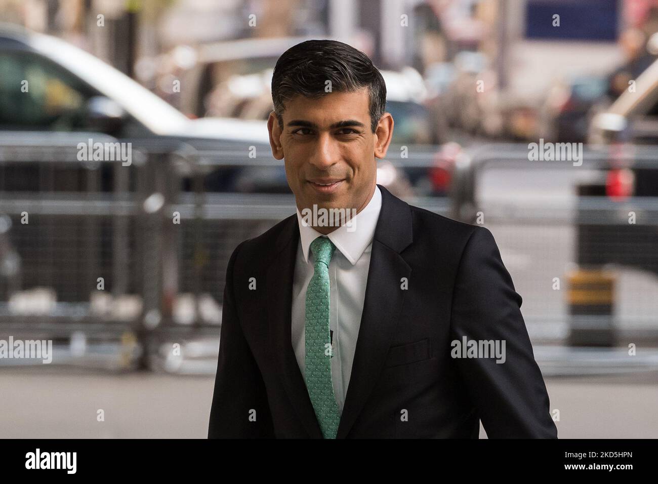 LONDRA, REGNO UNITO - 20 MARZO 2022: Il Cancelliere dello scacchiere Rishi Sunak arriva alla BBC Broadcasting House nel centro di Londra per comparire sullo spettacolo della domenica mattina ospitato da Sophie Raworth il 20 marzo 2022 a Londra, Inghilterra. Il cancelliere Rishi Sunak è disposto a rilasciare la dichiarazione di primavera alla Camera dei Comuni mercoledì 23 marzo in un contesto di costo della vita e crisi energetica in aumento. (Foto di Wiktor Szymanowicz/NurPhoto) Foto Stock