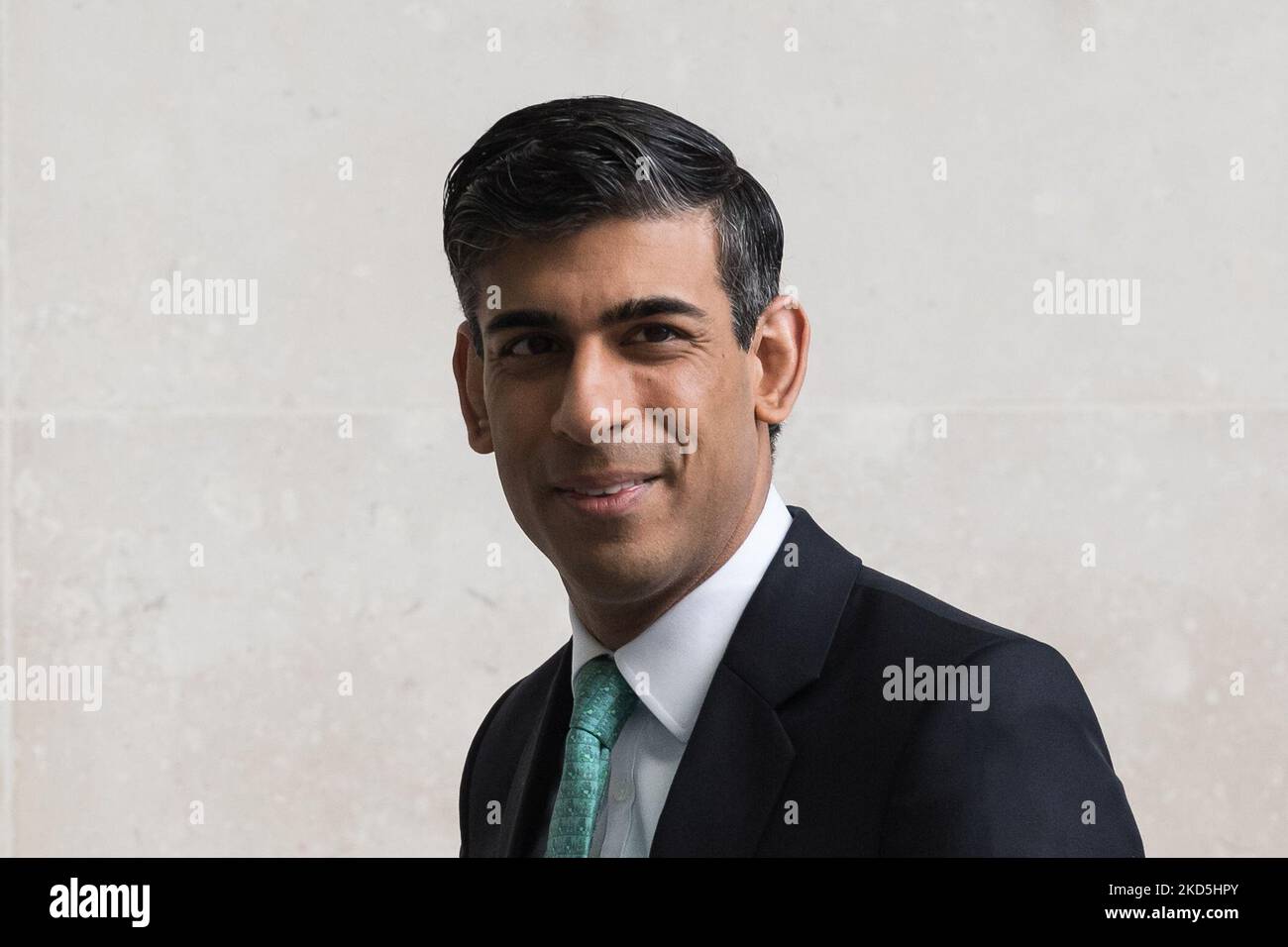 LONDRA, REGNO UNITO - 20 MARZO 2022: Il Cancelliere dello scacchiere Rishi Sunak arriva alla BBC Broadcasting House nel centro di Londra per comparire sullo spettacolo della domenica mattina ospitato da Sophie Raworth il 20 marzo 2022 a Londra, Inghilterra. Il cancelliere Rishi Sunak è disposto a rilasciare la dichiarazione di primavera alla Camera dei Comuni mercoledì 23 marzo in un contesto di costo della vita e crisi energetica in aumento. (Foto di Wiktor Szymanowicz/NurPhoto) Foto Stock