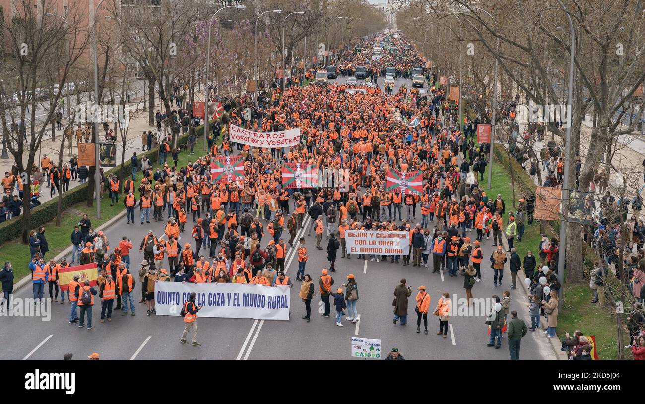 Migliaia di agricoltori partecipano a un raduno per protestare contro l'aumento dei costi di produzione a Madrid, Spagna, 20 marzo 2022. A marcha '20M', el 20 de marzo de 2022. Est multidinaria marcha exige un futuro mejor para el mundo rurale y las actividades que lo sustentan. (Foto di Oscar Gonzalez/NurPhoto) Foto Stock