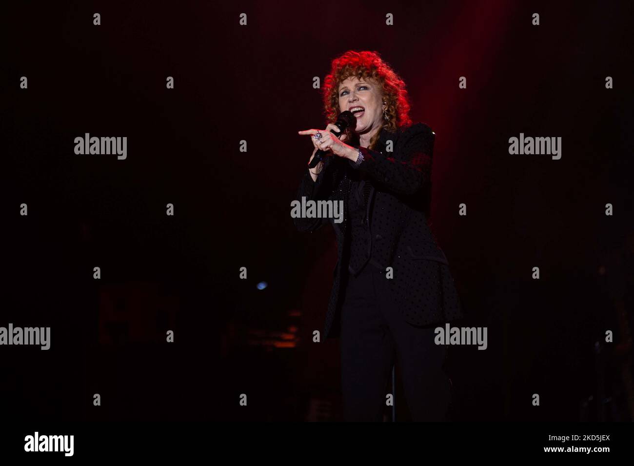 Fiorella Mannoia durante il concerto musicale della cantante italiana Fiorella Mannoia - la versione di Fiorella Tour 2022 il 19 marzo 2022 al Teatro Gesualdo di Avellino (Foto di Alfonso Maria Salsano/LiveMedia/NurPhoto) Foto Stock