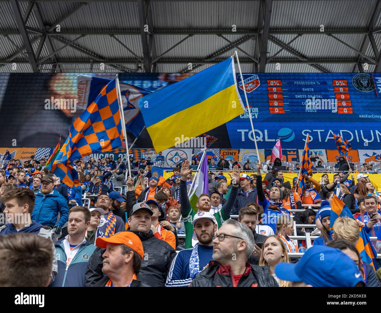 Una bandiera Ukraniana è vista durante una partita di calcio della Major League tra il FC Cincinnati e l'Inter Miami al TQL Stadium di Cincinnati, Ohio. Sabato 19 marzo 2022. Il FC Cincinnati ha sconfitto l'Inter Miami FC 3-1. (Foto di Jason Whitman/NurPhoto) Foto Stock