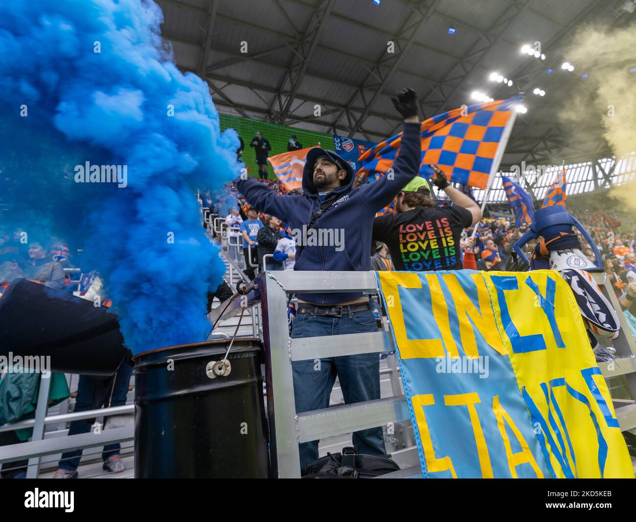 I fan si vedono celebrare un gol durante una partita di calcio della Major League tra il FC Cincinnati e l'Inter Miami al TQL Stadium di Cincinnati, Ohio. Sabato 19 marzo 2022. Il FC Cincinnati ha sconfitto l'Inter Miami FC 3-1. (Foto di Jason Whitman/NurPhoto) Foto Stock