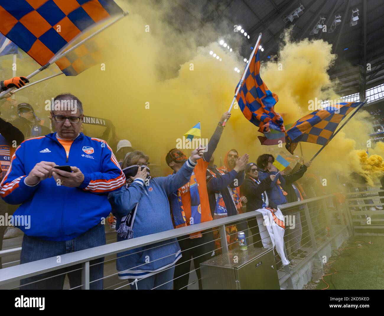 I fan si vedono celebrare un gol durante una partita di calcio della Major League tra il FC Cincinnati e l'Inter Miami al TQL Stadium di Cincinnati, Ohio. Sabato 19 marzo 2022. Il FC Cincinnati ha sconfitto l'Inter Miami FC 3-1. (Foto di Jason Whitman/NurPhoto) Foto Stock