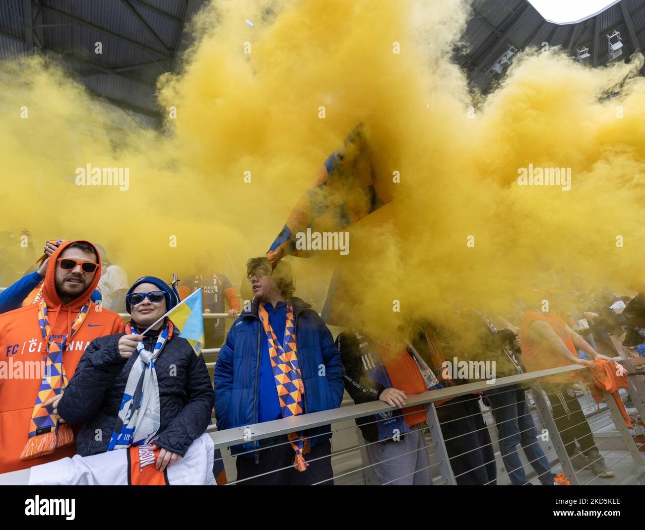 I fan si vedono celebrare un gol durante una partita di calcio della Major League tra il FC Cincinnati e l'Inter Miami al TQL Stadium di Cincinnati, Ohio. Sabato 19 marzo 2022. Il FC Cincinnati ha sconfitto l'Inter Miami FC 3-1. (Foto di Jason Whitman/NurPhoto) Foto Stock